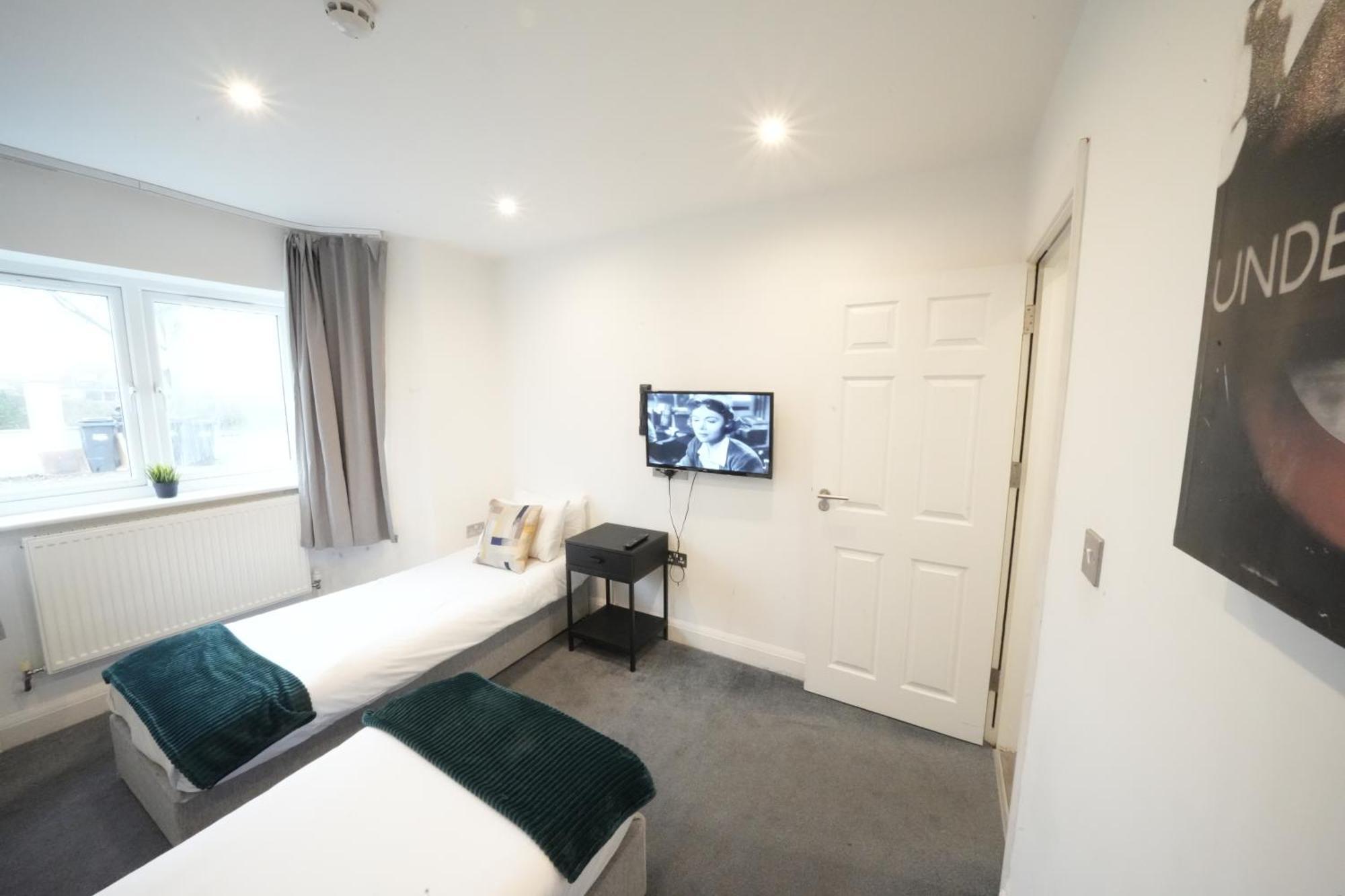 Hatton Heathrow Airport- Free Parking-free Underground To And From Heathrow Airport Hatton Cross Picture-see Fast Hatton Cross To 30min *