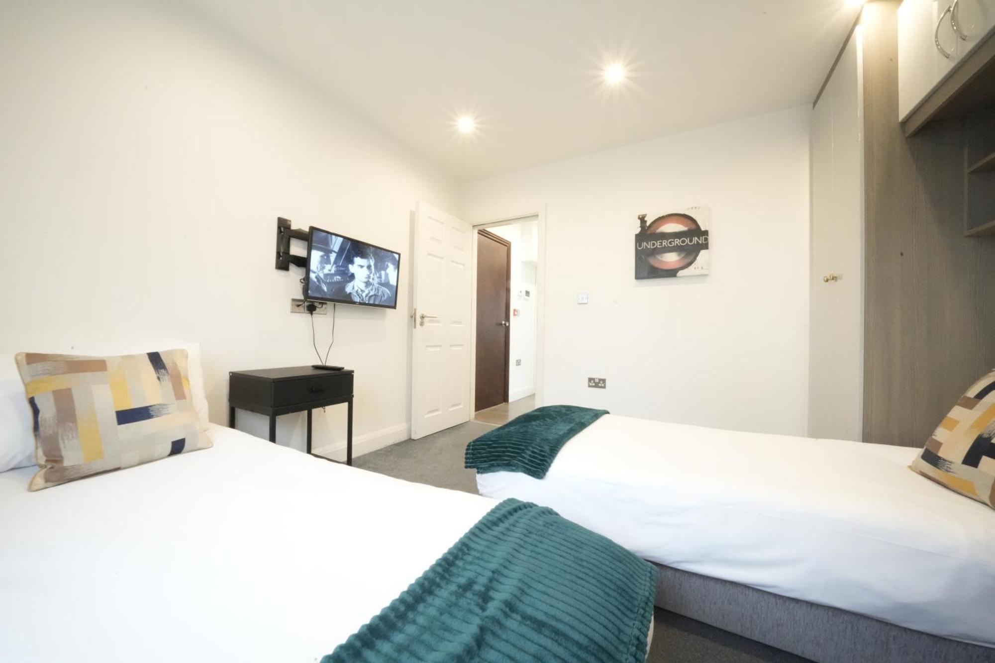 Hatton Heathrow Airport- Free Parking-free Underground To And From Heathrow Airport Hatton Cross Picture-see Fast Hatton Cross To 30min * Londres