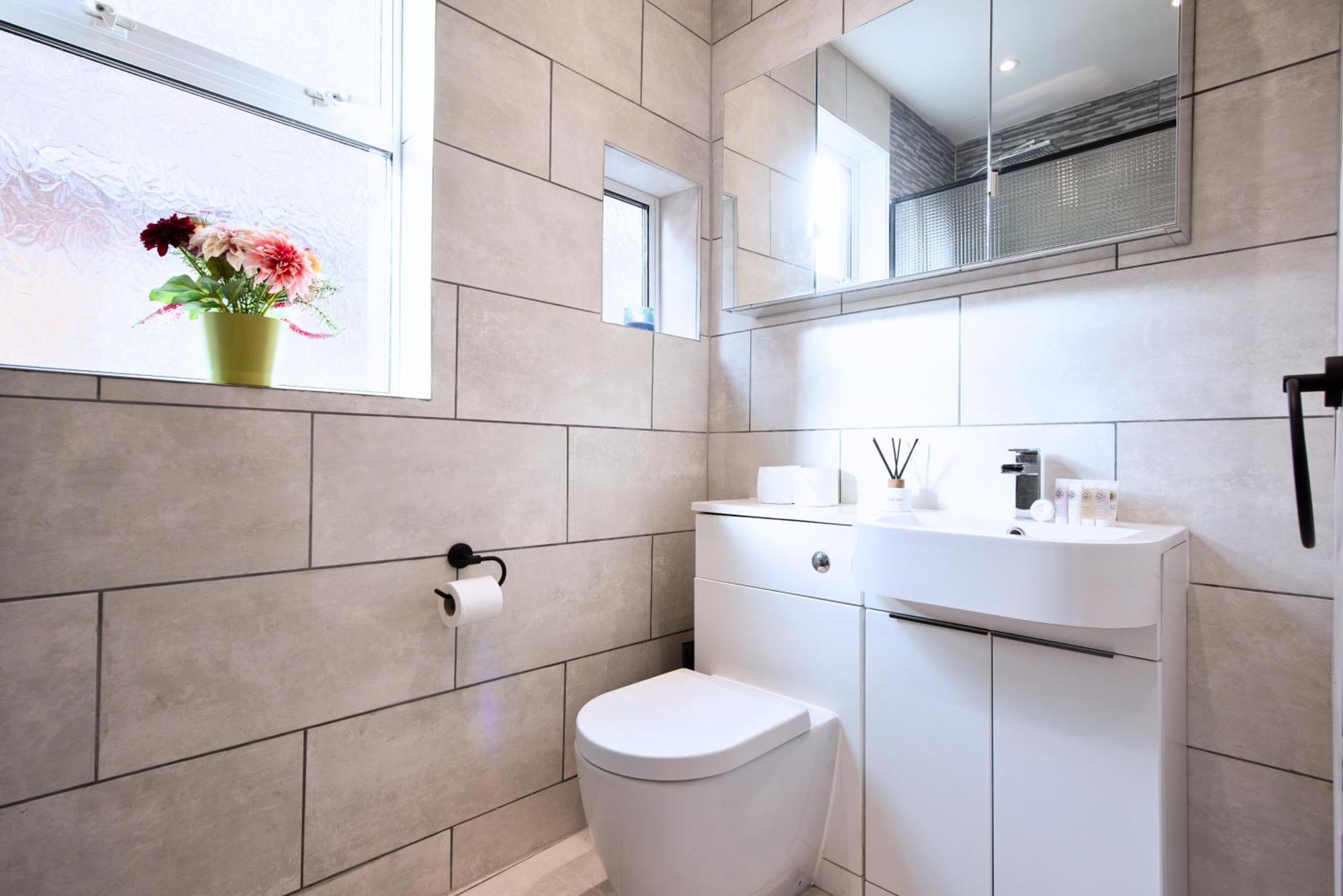 Victorian 2br Apartment, King Beds, Fast Wifi, Near Shops, Cafes & Transport, E17 Londres