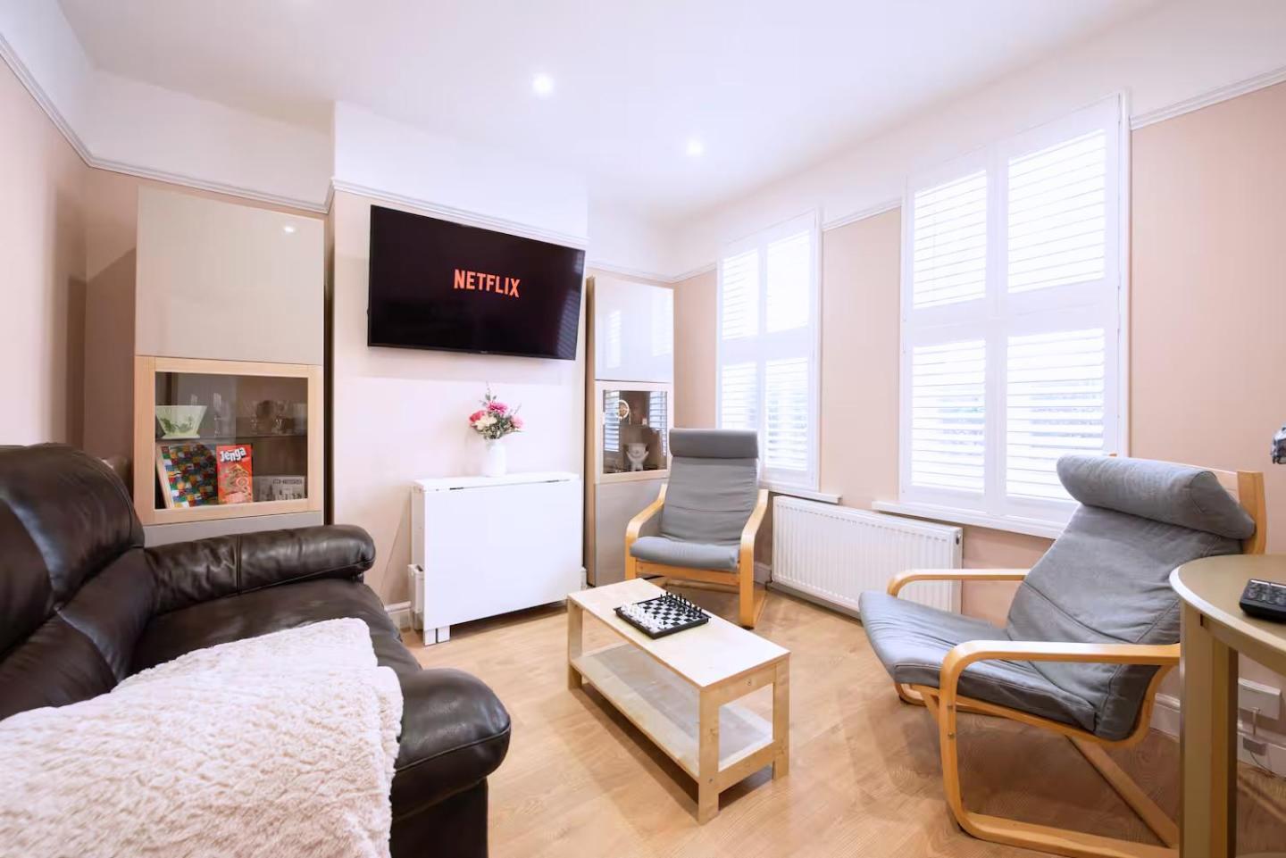 Victorian 2br Apartment, King Beds, Fast Wifi, Near Shops, Cafes & Transport, E17 *
