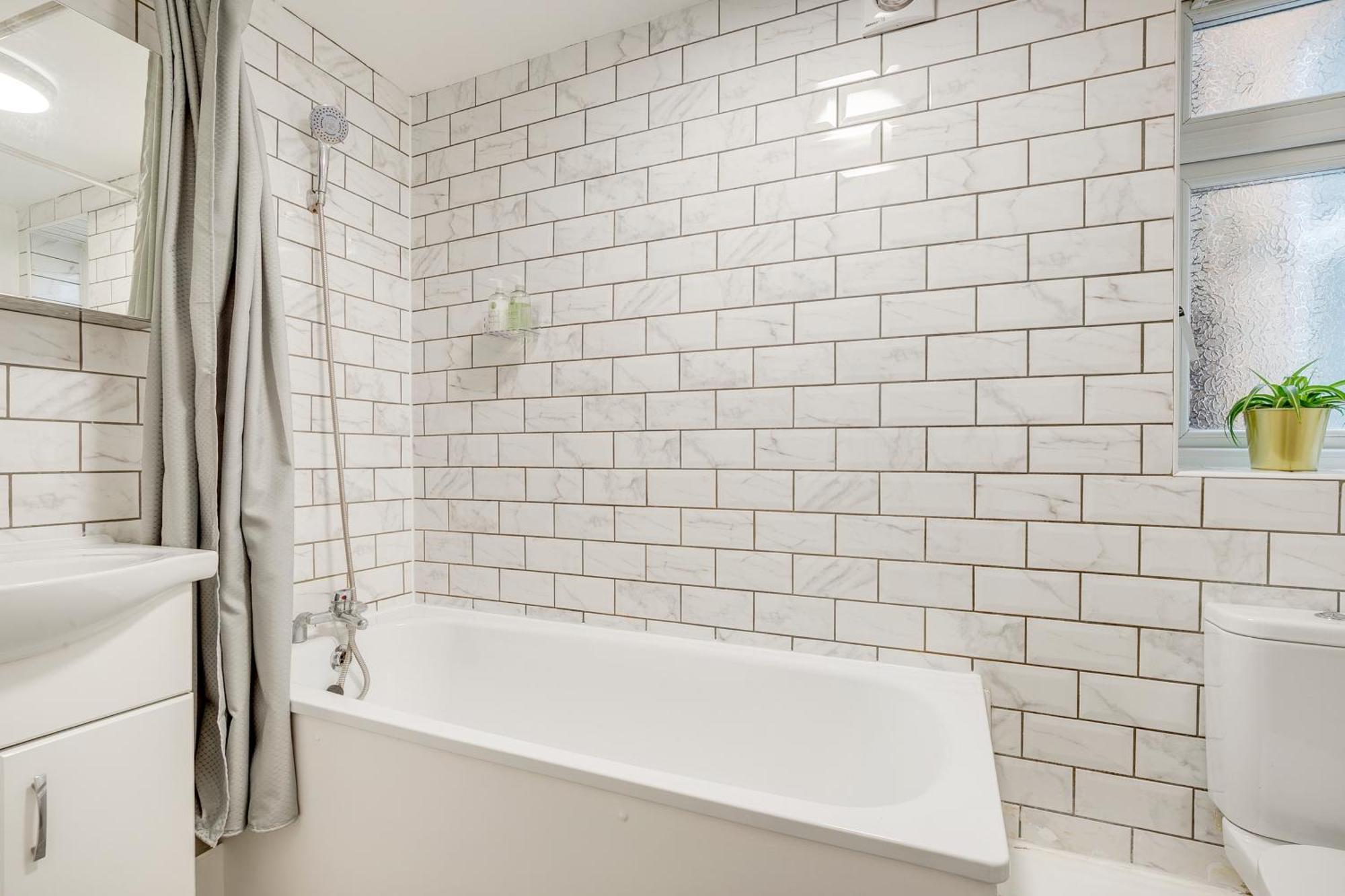 Spacious House In North London, Very Close To Train Station And Bus Stops, Near Tottenham Stadium & Lots Of Parking Appartement *