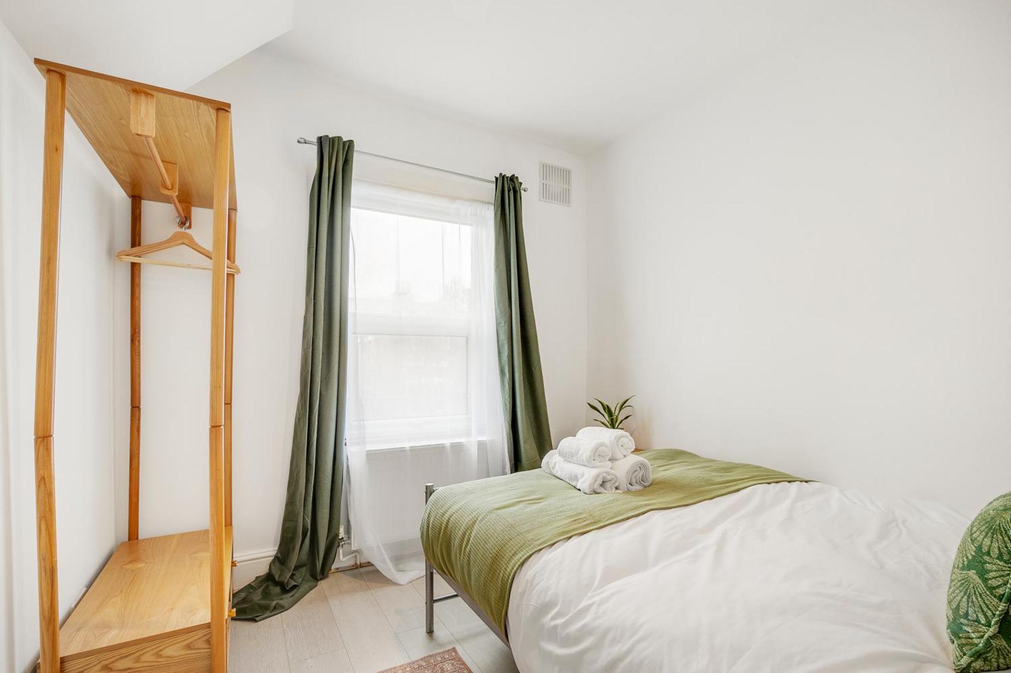 Spacious House In North London, Very Close To Train Station And Bus Stops, Near Tottenham Stadium & Lots Of Parking Appartement