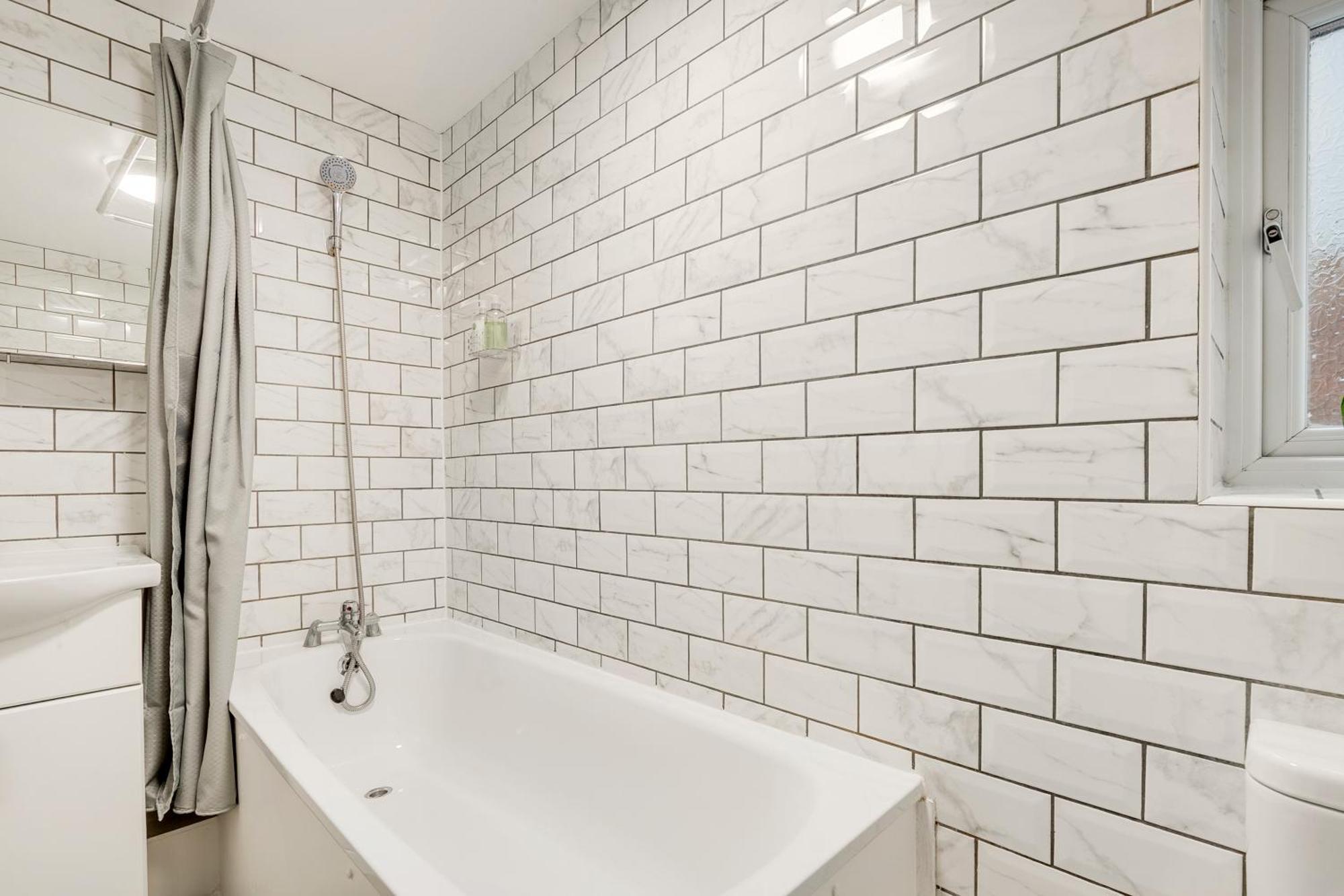 Spacious House In North London, Very Close To Train Station And Bus Stops, Near Tottenham Stadium & Lots Of Parking * Londres
