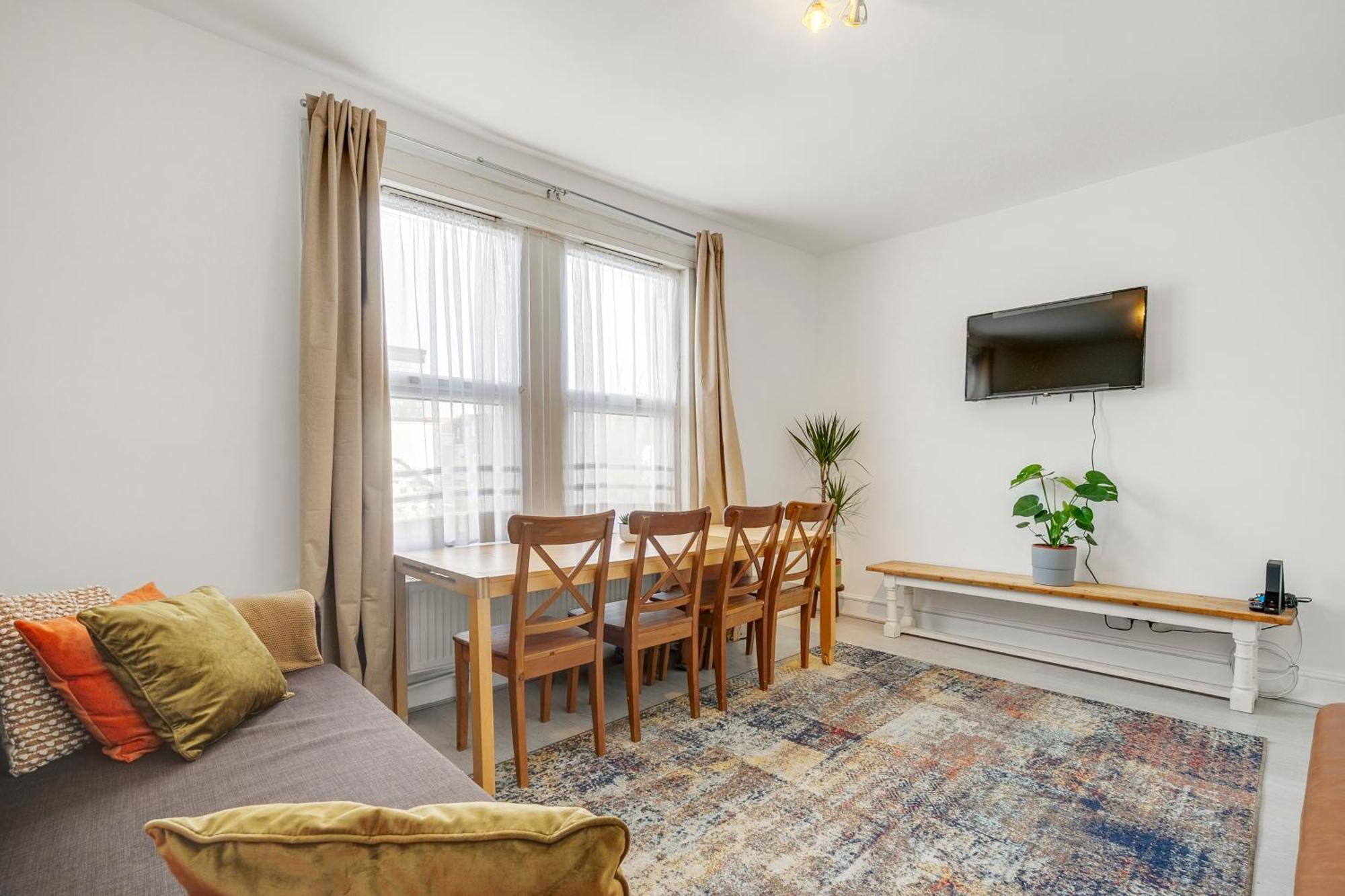 Spacious House In North London, Very Close To Train Station And Bus Stops, Near Tottenham Stadium & Lots Of Parking Londres