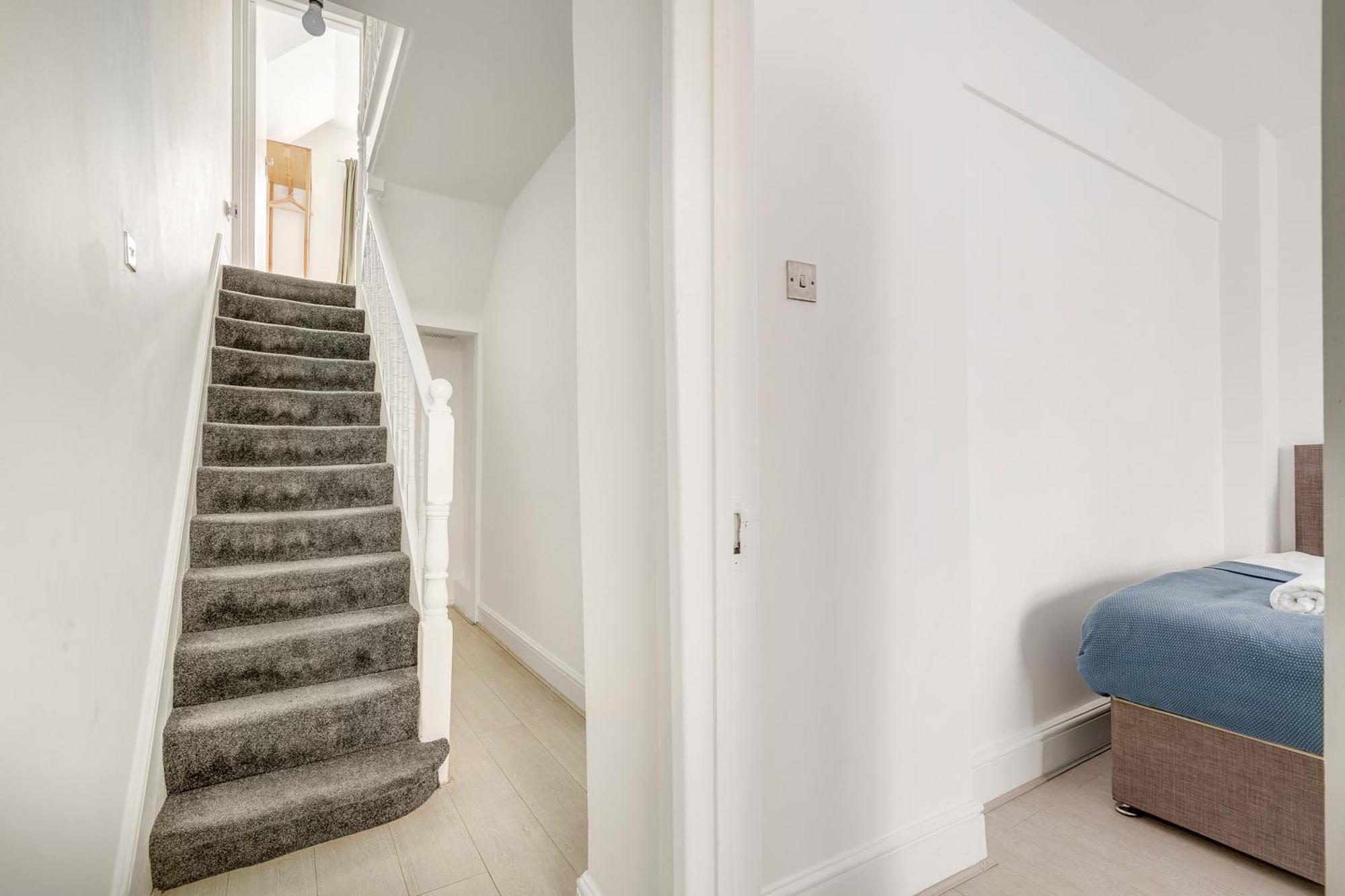 Spacious House In North London, Very Close To Train Station And Bus Stops, Near Tottenham Stadium & Lots Of Parking * Londres