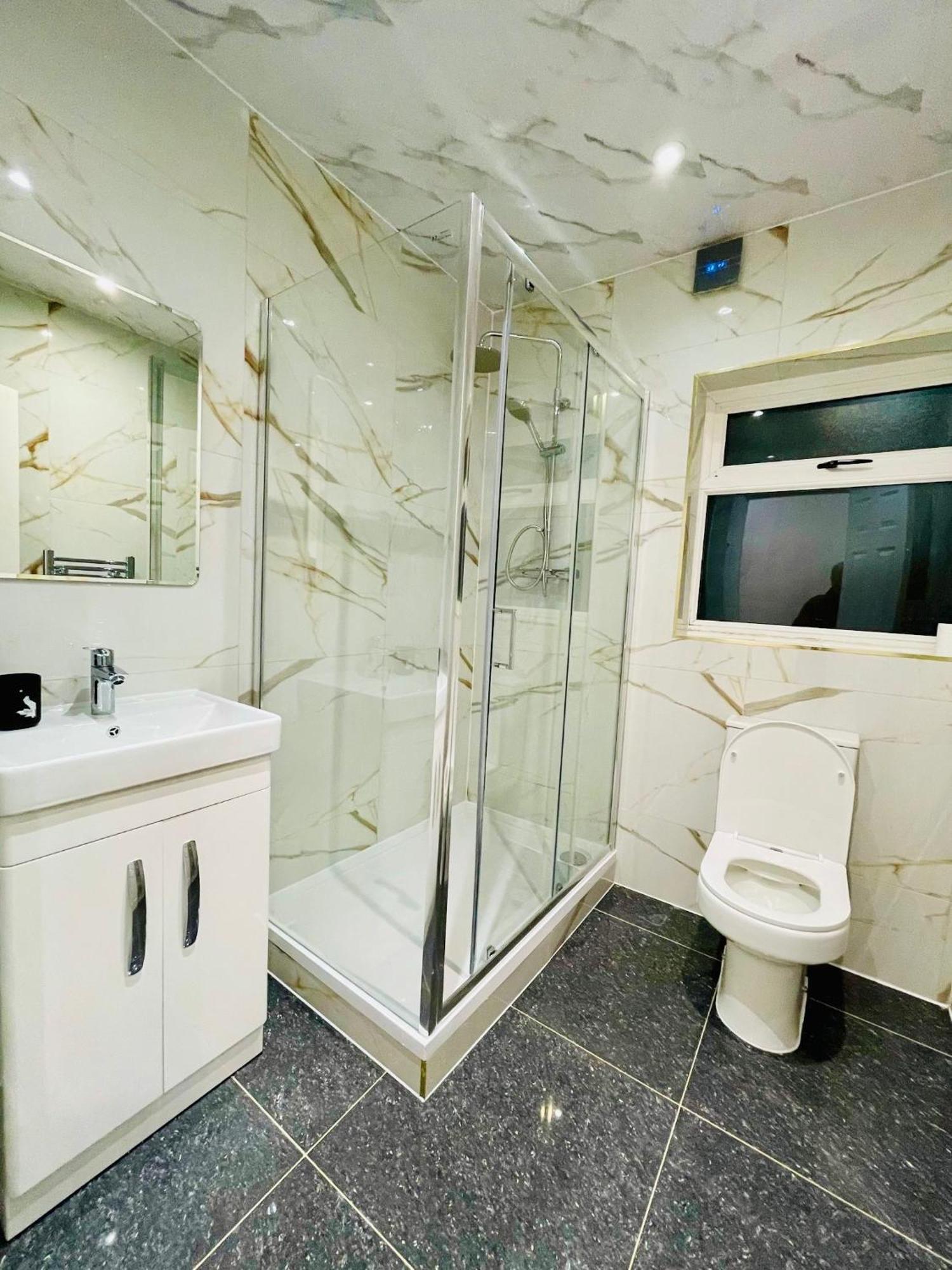 Hébergement de vacances Luxury 2 Bed House With Parking, 5 Min Walk To Station & Ldo *