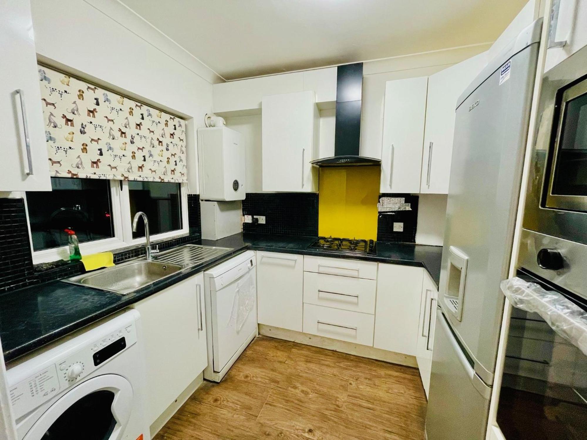 Luxury 2 Bed House With Parking, 5 Min Walk To Station & Ldo Londres