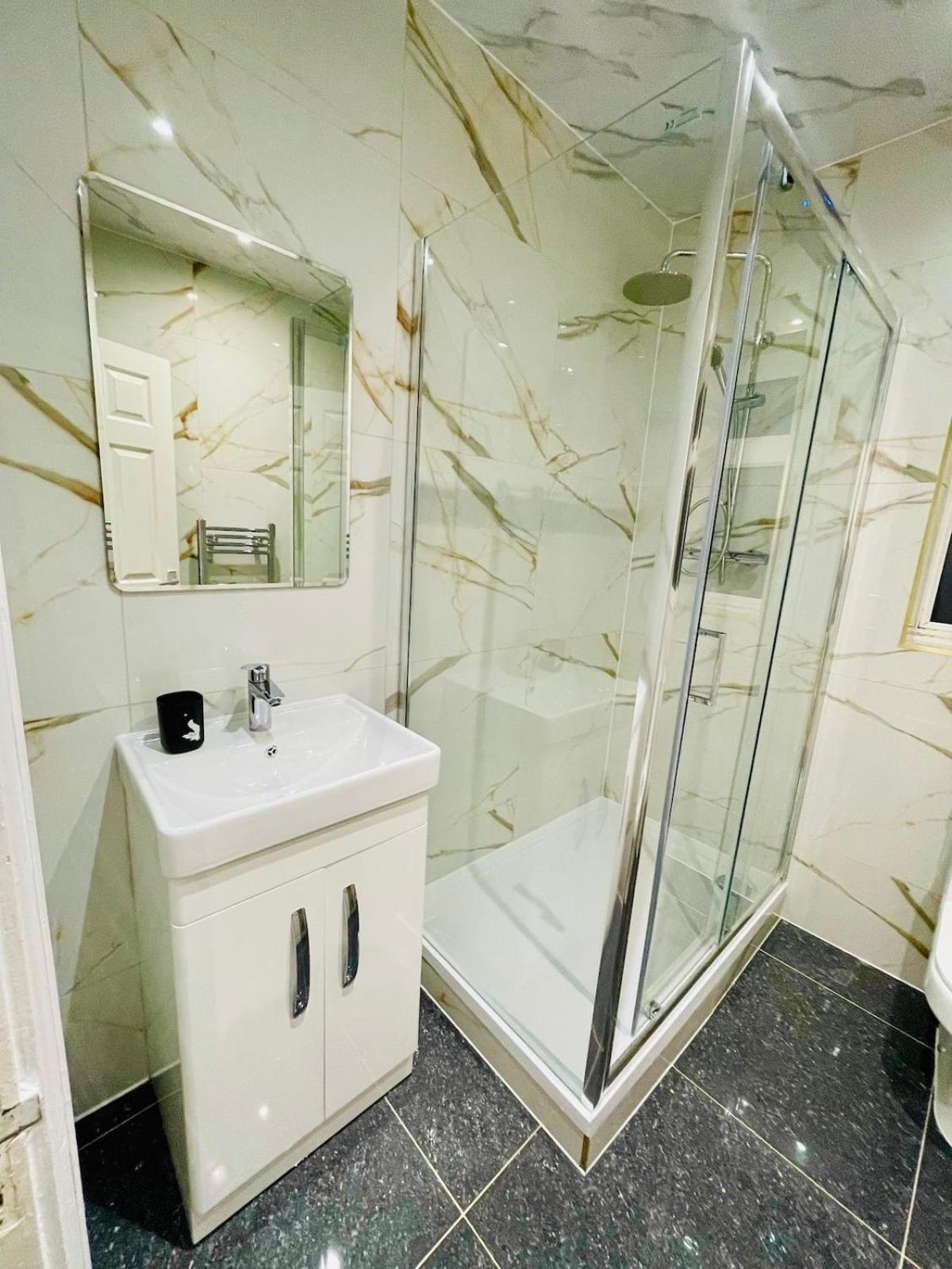 Luxury 2 Bed House With Parking, 5 Min Walk To Station & Ldo Hébergement de vacances *