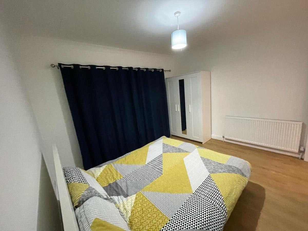 Luxury 2 Bed House With Parking, 5 Min Walk To Station & Ldo Hébergement de vacances Londres