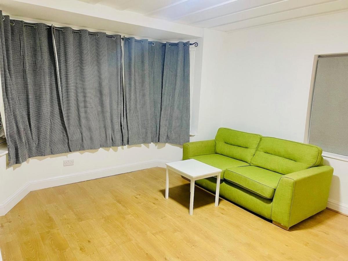 Luxury 2 Bed House With Parking, 5 Min Walk To Station & Ldo Hébergement de vacances *