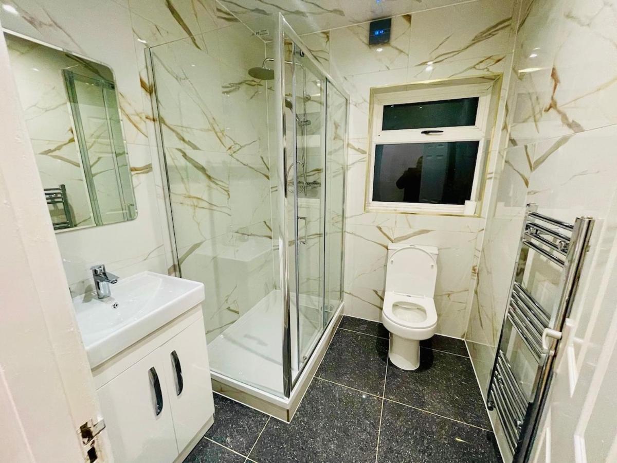 Luxury 2 Bed House With Parking, 5 Min Walk To Station & Ldo Hébergement de vacances