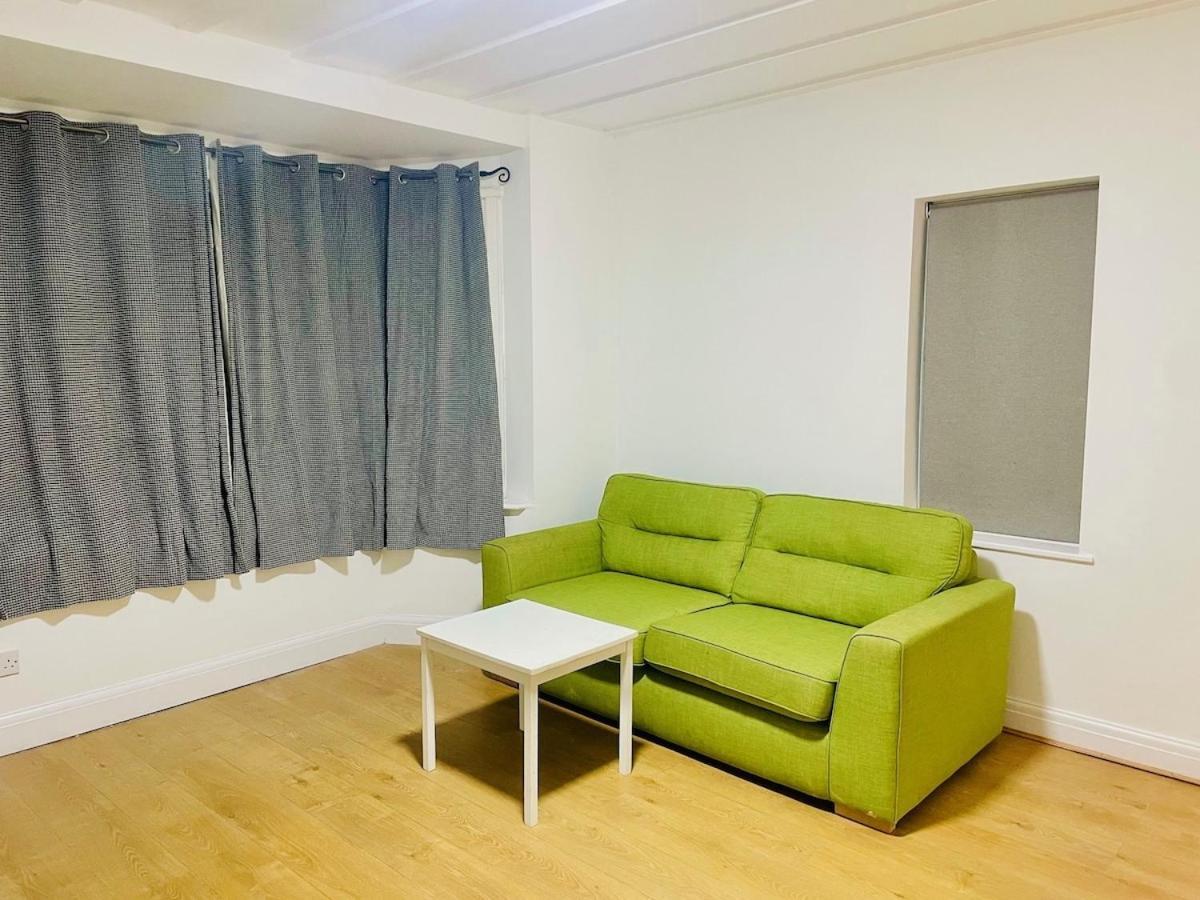 Luxury 2 Bed House With Parking, 5 Min Walk To Station & Ldo Londres