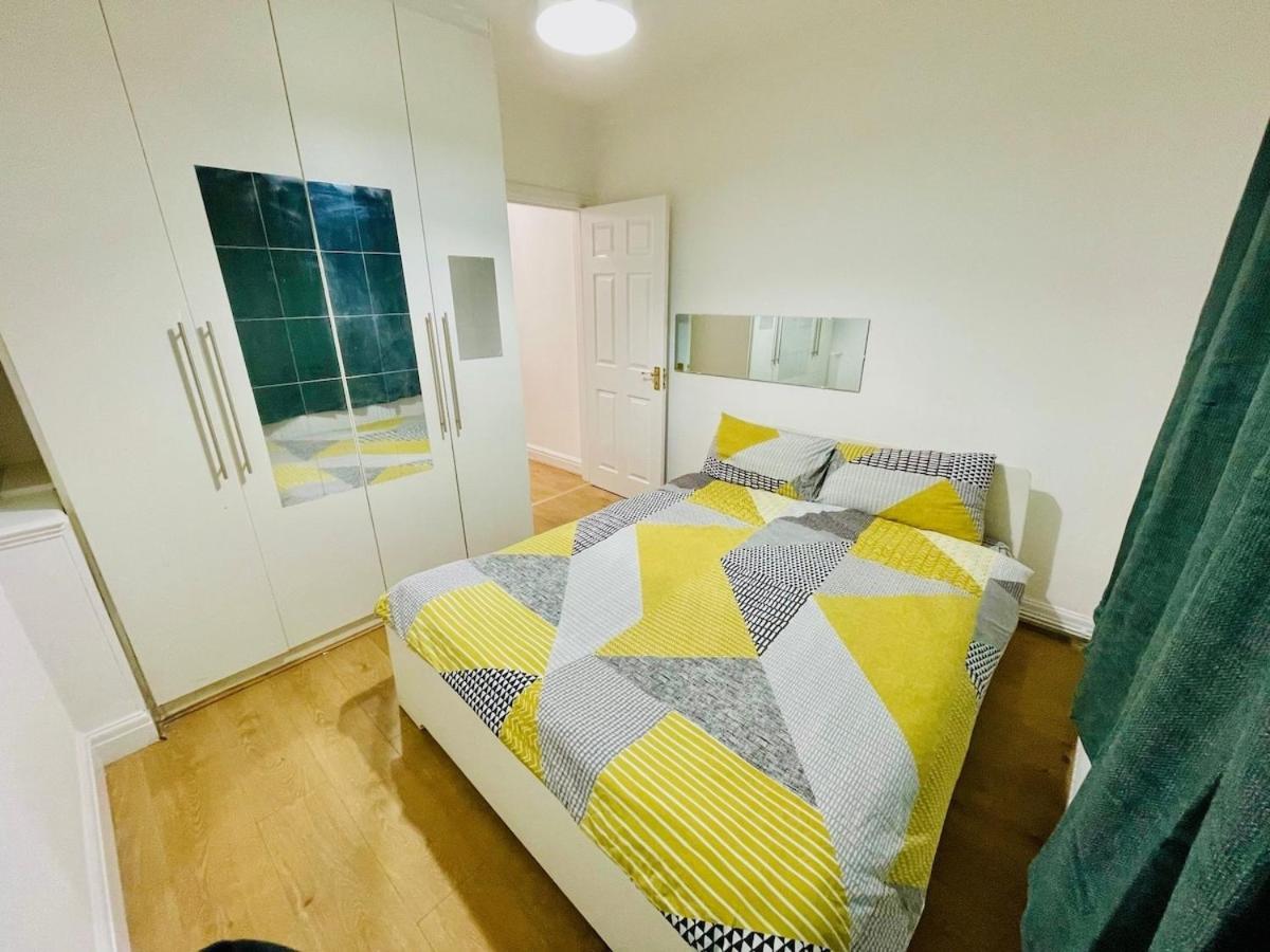 Luxury 2 Bed House With Parking, 5 Min Walk To Station & Ldo Hébergement de vacances *