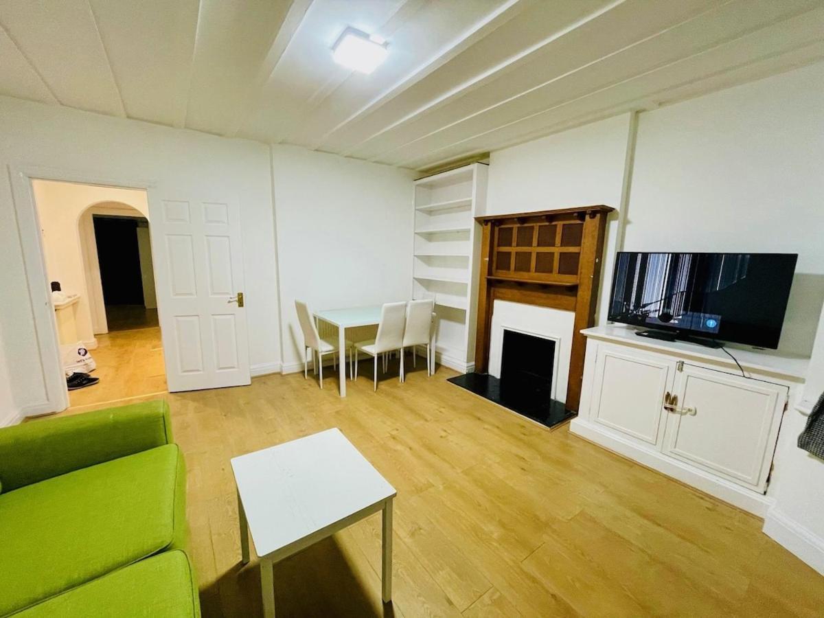 Hébergement de vacances Luxury 2 Bed House With Parking, 5 Min Walk To Station & Ldo