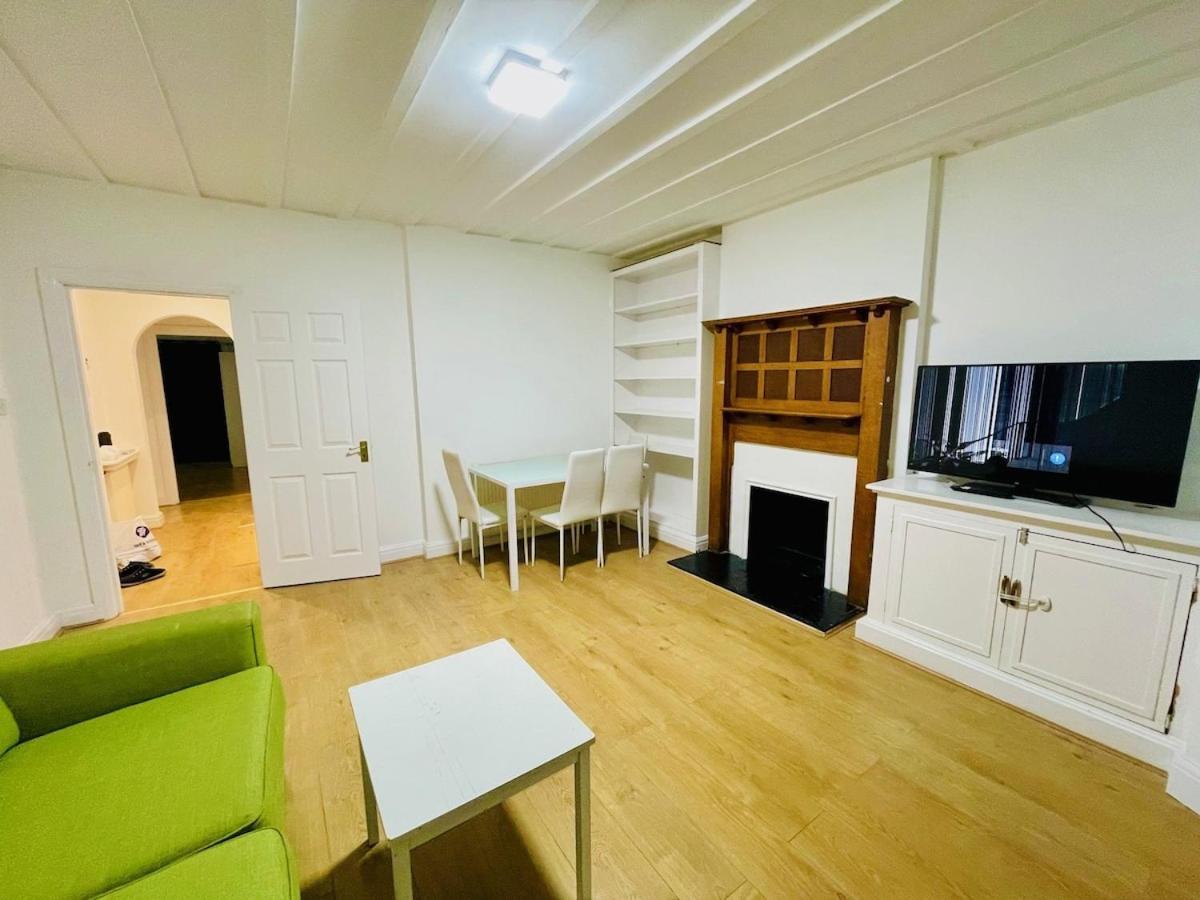 Hébergement de vacances Luxury 2 Bed House With Parking, 5 Min Walk To Station & Ldo *