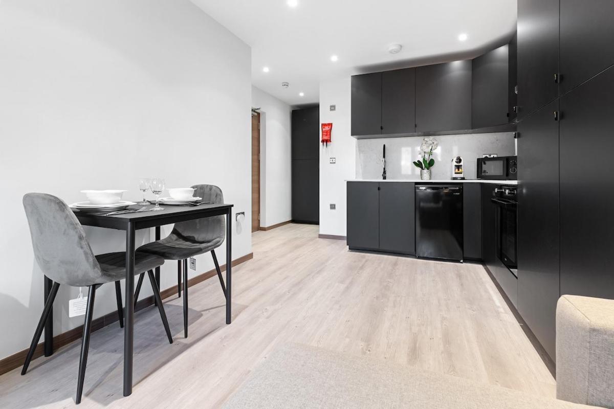 Modern - Near Station - * Londres