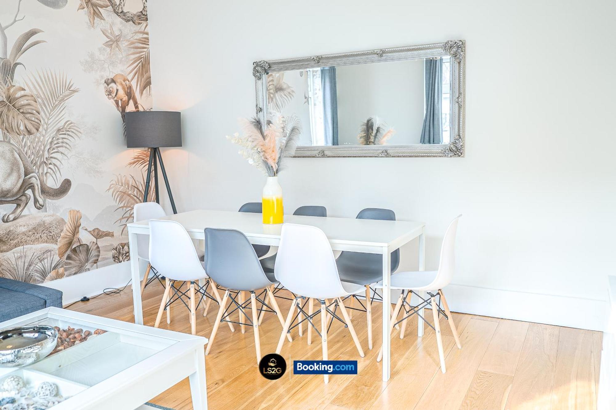 Stunning House By Ls2g Short Lets & Serviced Greater With Free Wifi
