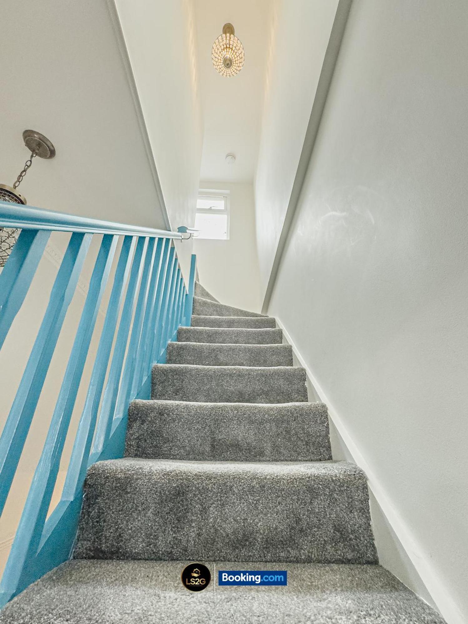 Сasa de vacaciones Stunning House By Ls2g Short Lets & Serviced Greater With Free Wifi *