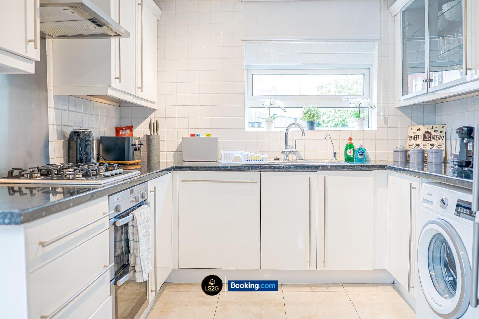 Stunning House By Ls2g Short Lets & Serviced Greater With Free Wifi *