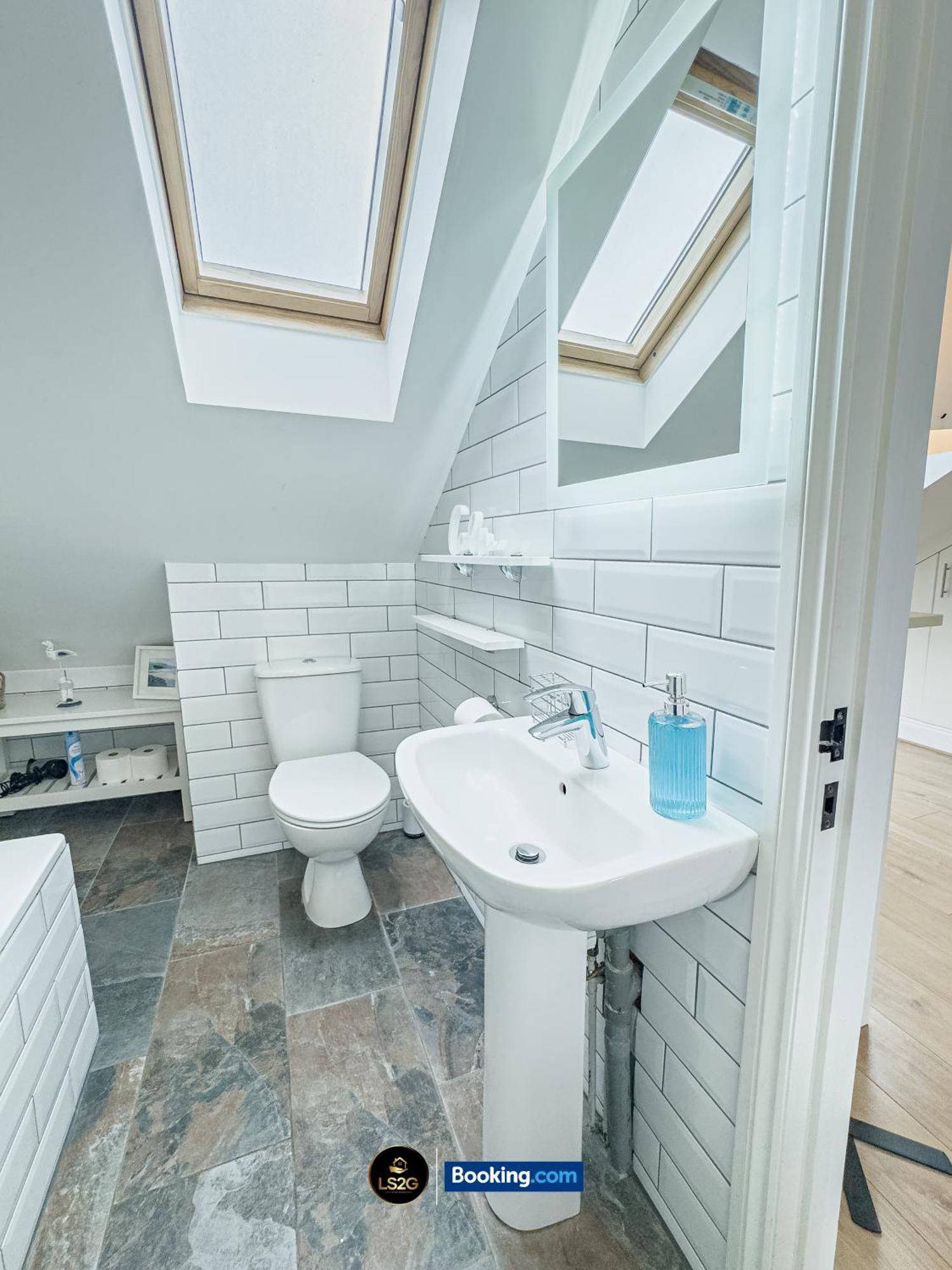 Сasa de vacaciones Stunning House By Ls2g Short Lets & Serviced Greater With Free Wifi *