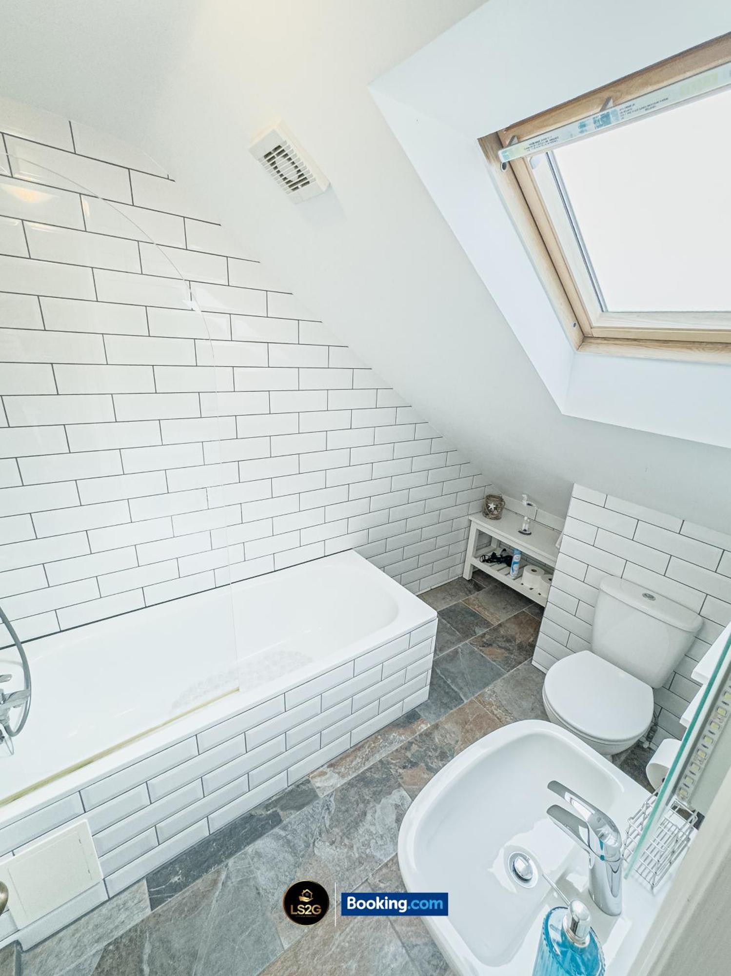 Stunning House By Ls2g Short Lets & Serviced Greater With Free Wifi Сasa de vacaciones *