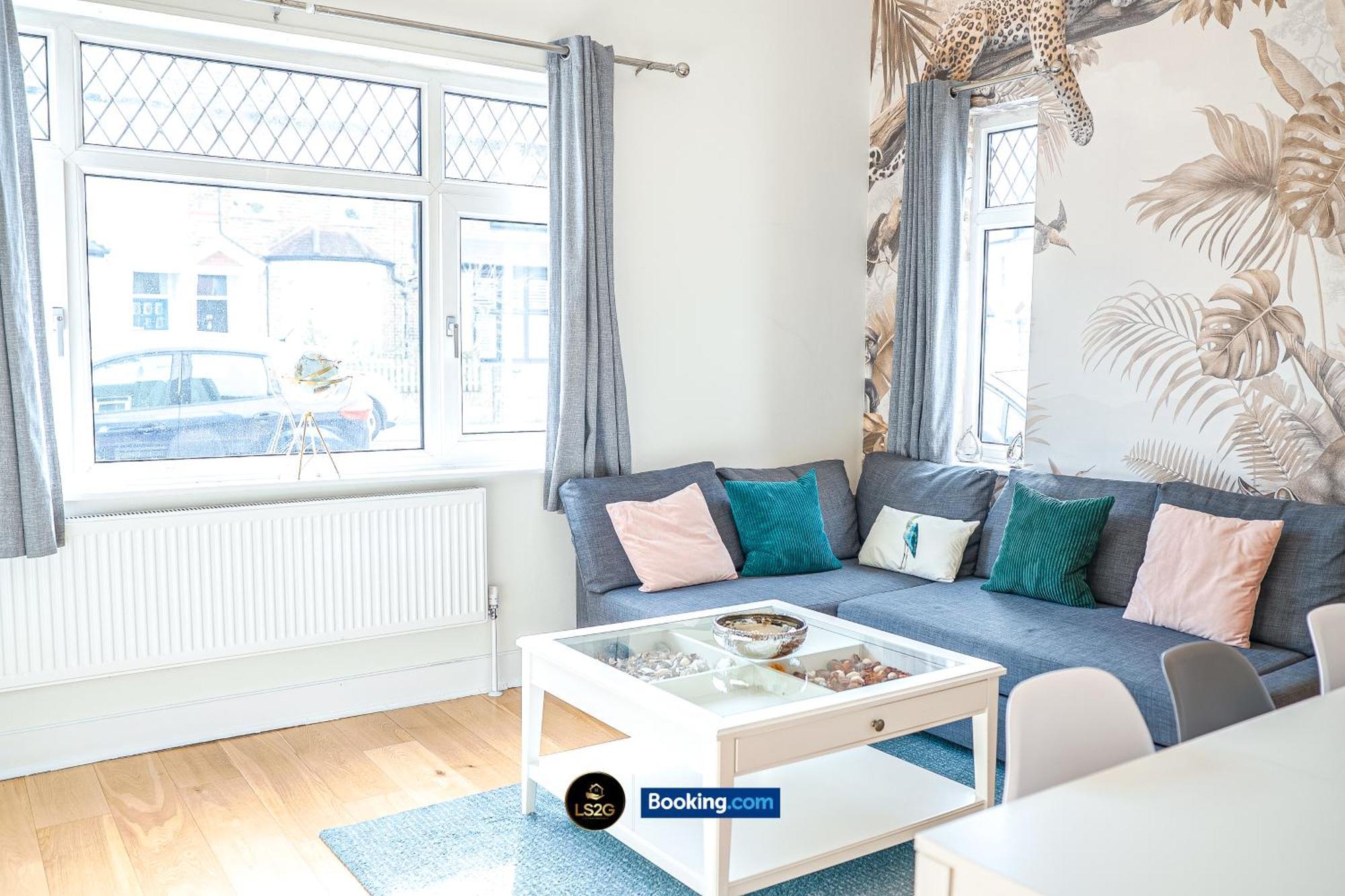 Stunning House By Ls2g Short Lets & Serviced Greater With Free Wifi *