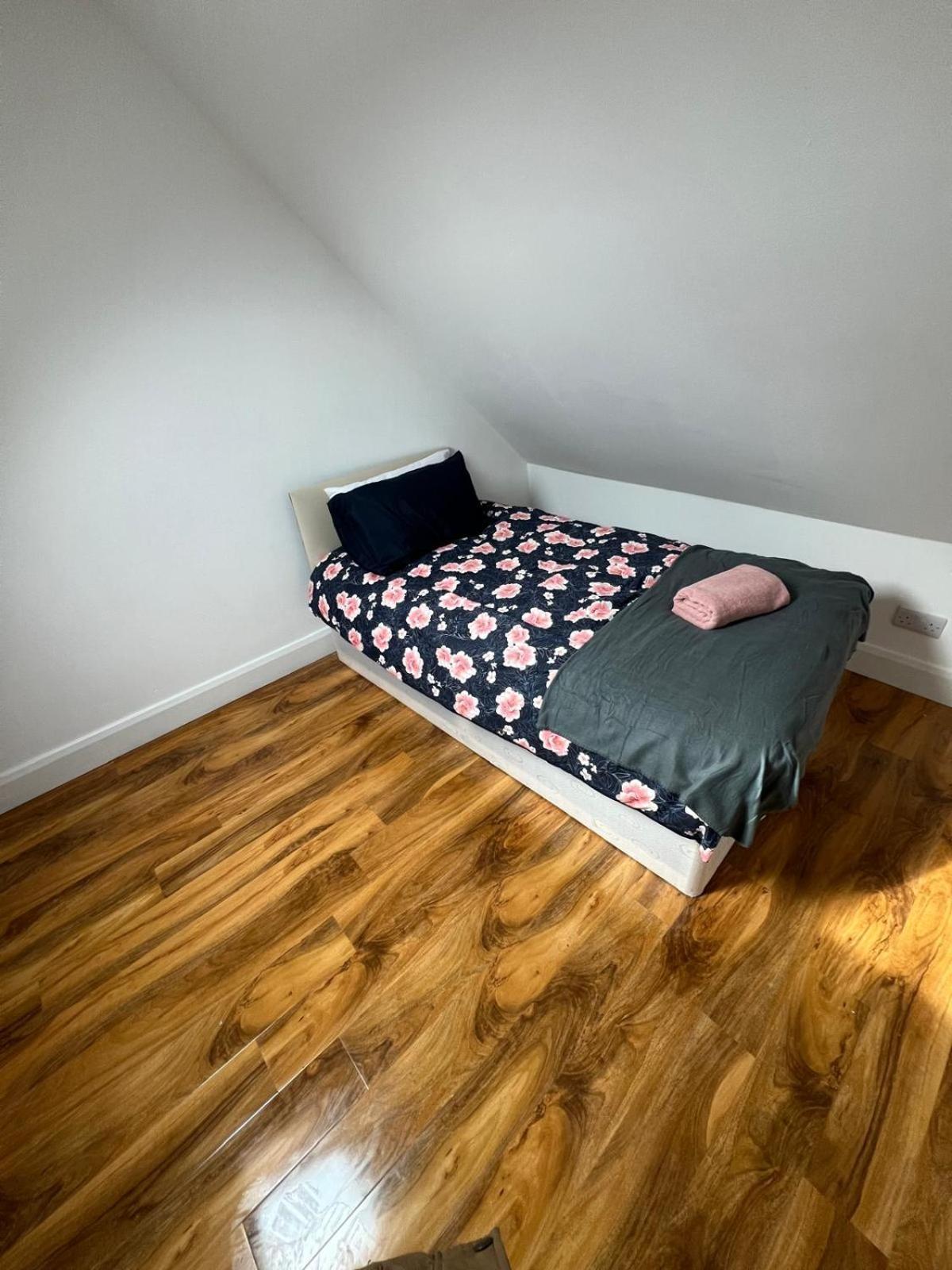 Good Priced Single In East Acton * Londres