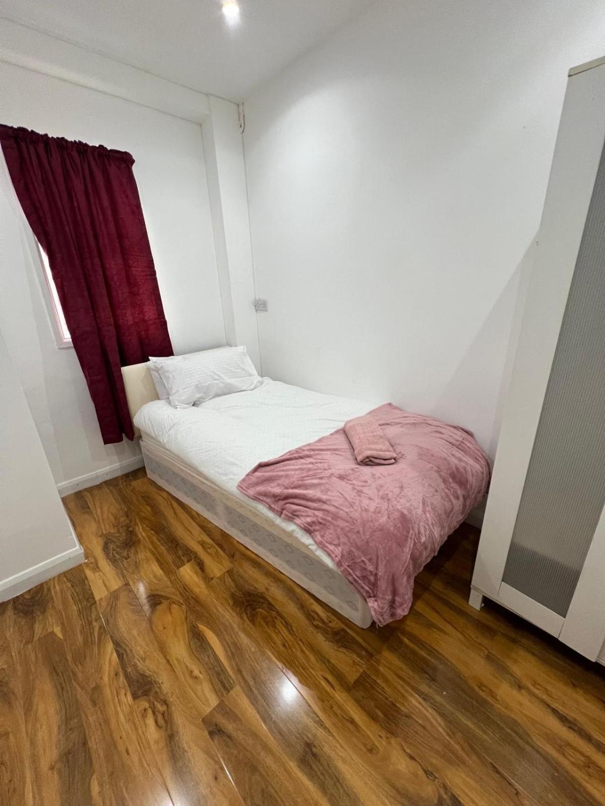 Good Priced Single In East Acton * Londres