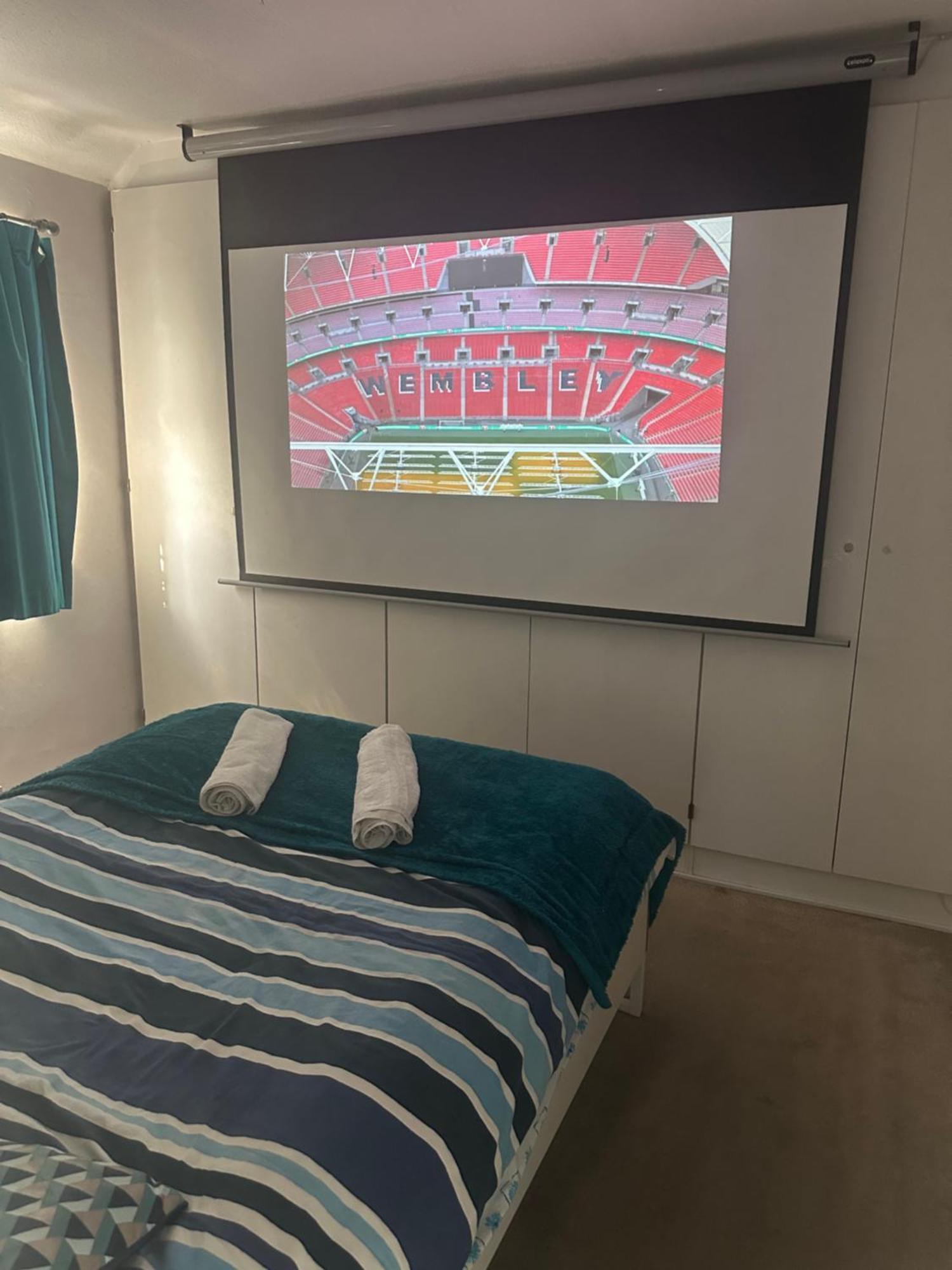Self-contained En-suite Very Close To Wembley Stadium Guest house