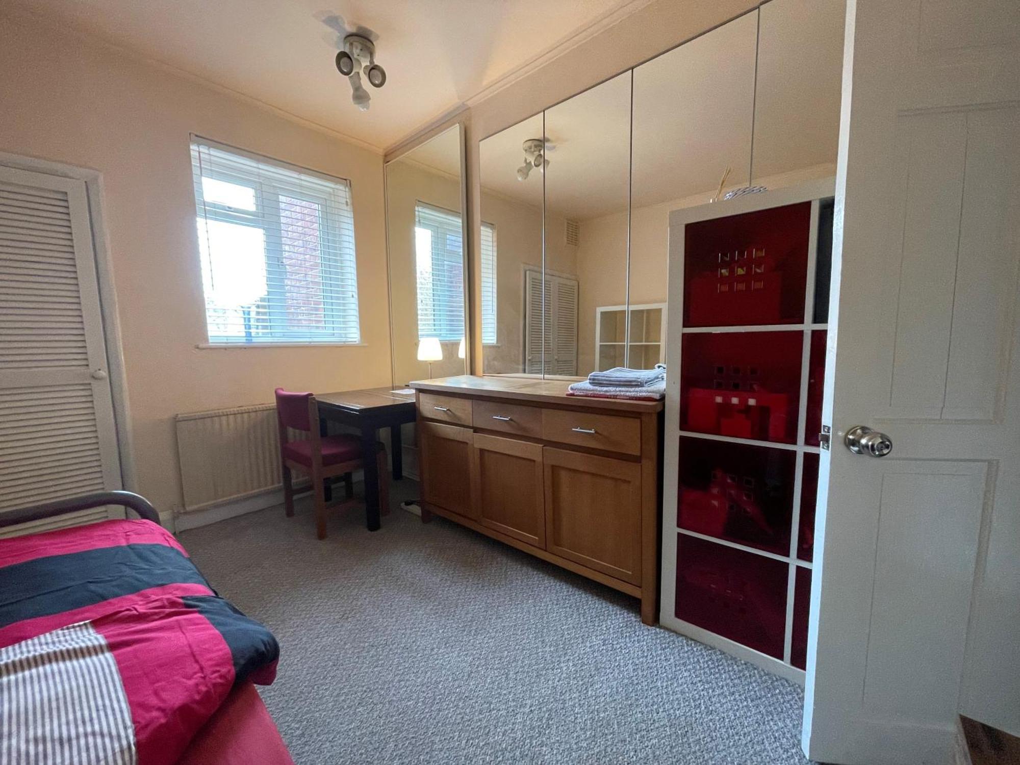 Single 10 Minutes To Homestay London