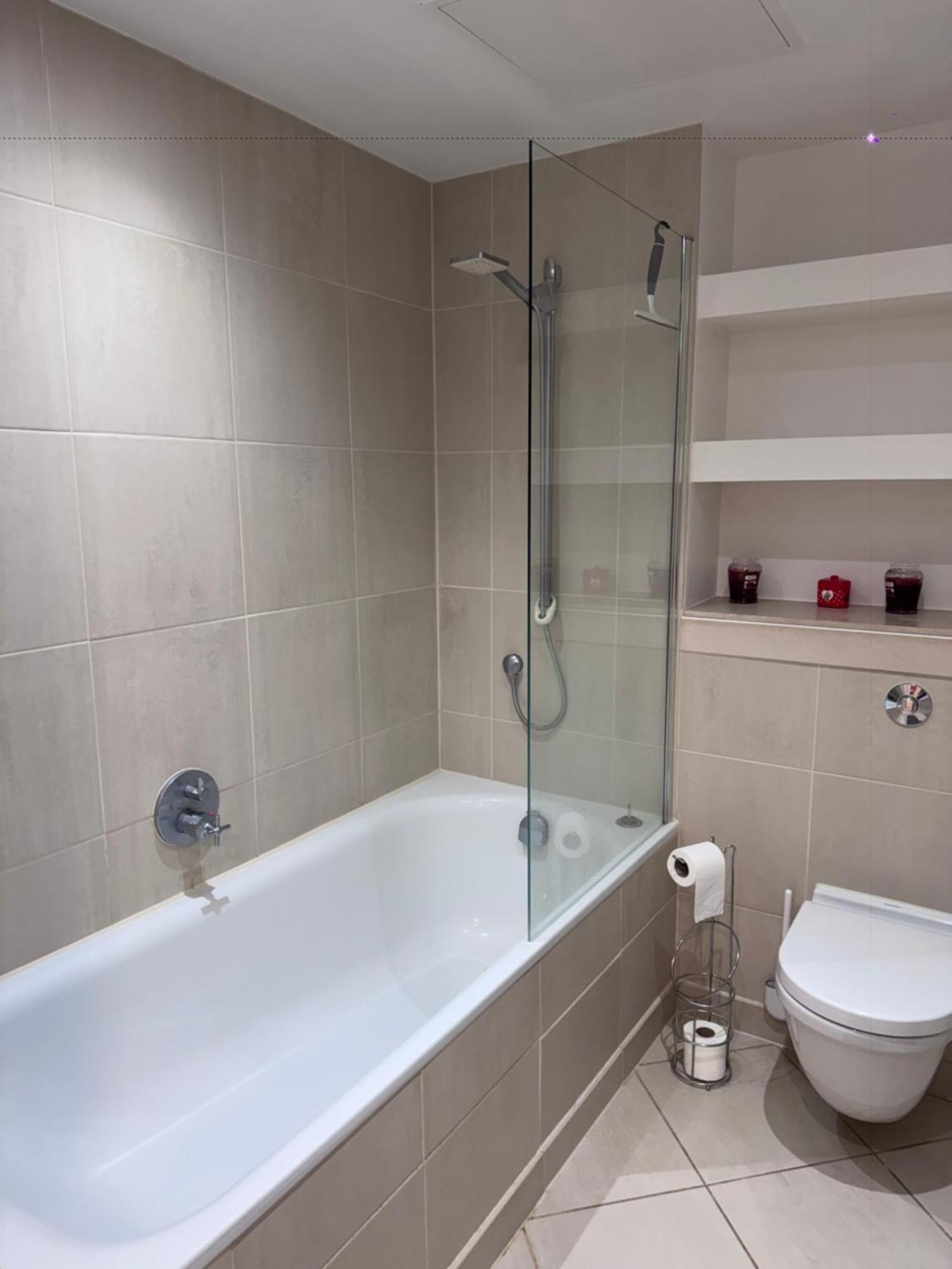 Spare In All-female 2-bedroom Flat-female Only! Maison d'hôtes Londres