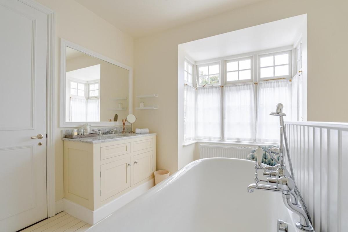 Hébergement de vacances Luxury Open Plan 5 Bed House With Garden & Parking *