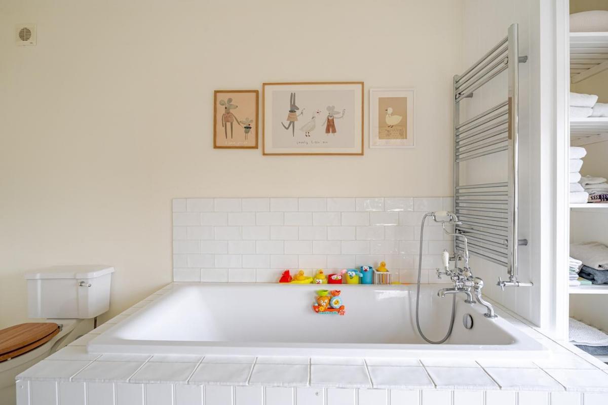 Luxury Open Plan 5 Bed House With Garden & Parking Hébergement de vacances