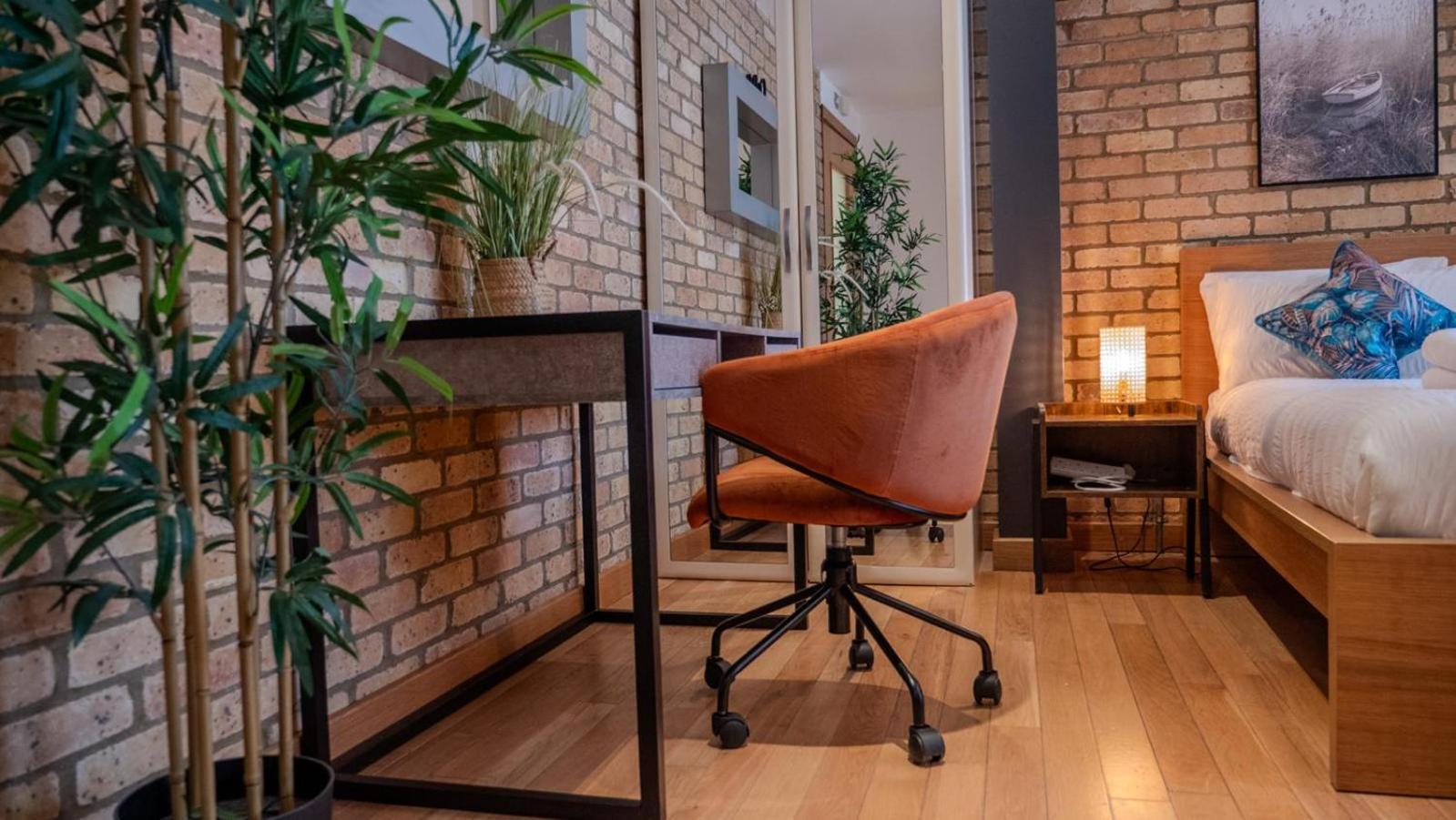 Spacious, Industrial, Zone 1, 2 Bed Apartamento