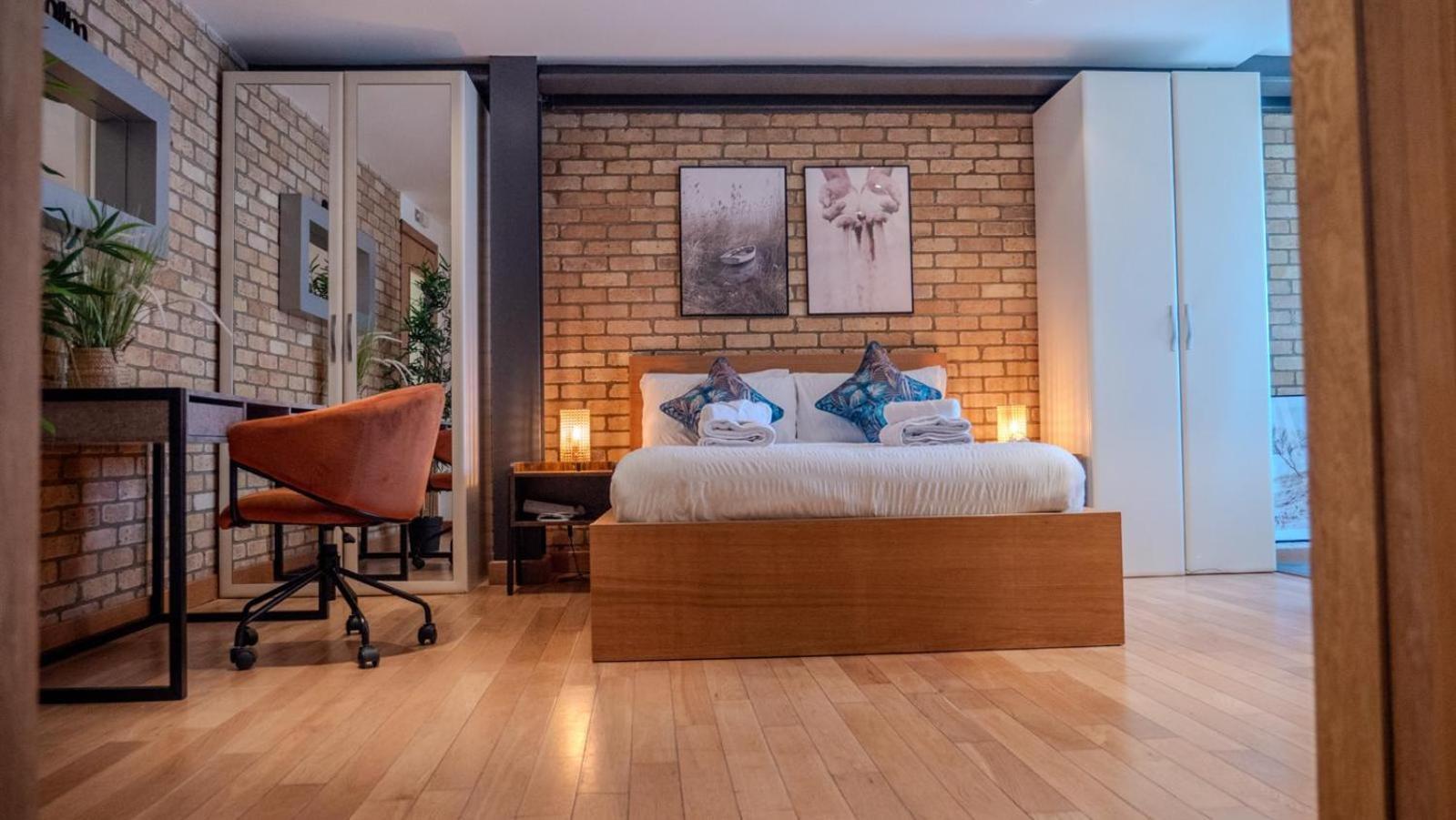 Spacious, Industrial, Zone 1, 2 Bed Apartamento *