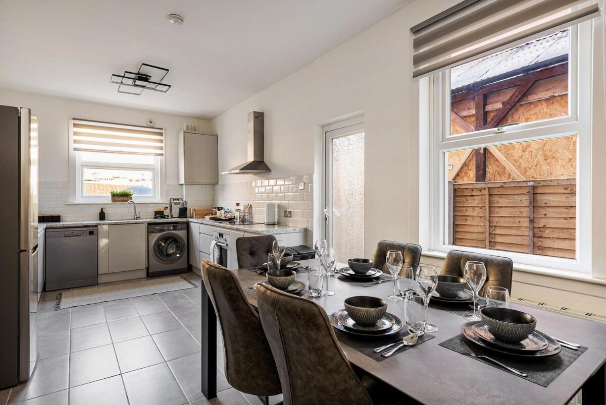 Modern 4 Bedroom House In Woodgreen Apartamento