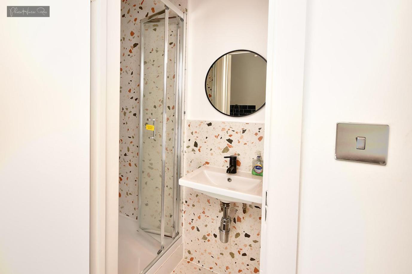 Morden Stratford 1 With Shared Bathroom Pensión *