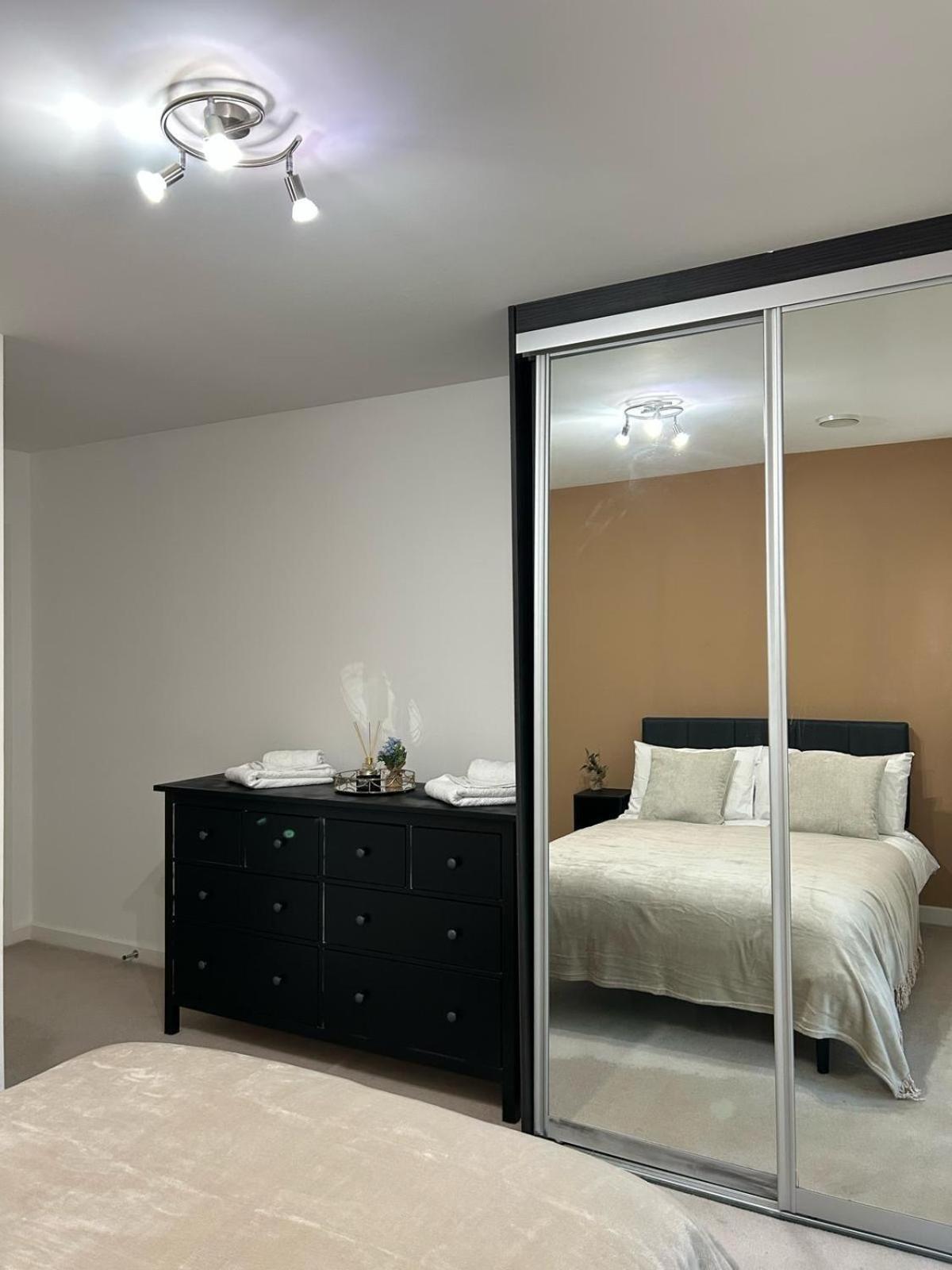 Apartamento Modern 2-bedroom Flat Near Wembley - 9 Minutes From Park Royal Station