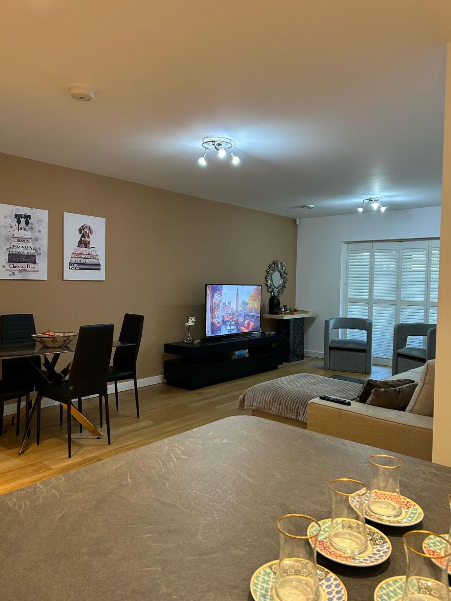Apartamento Modern 2-bedroom Flat Near Wembley - 9 Minutes From Park Royal Station