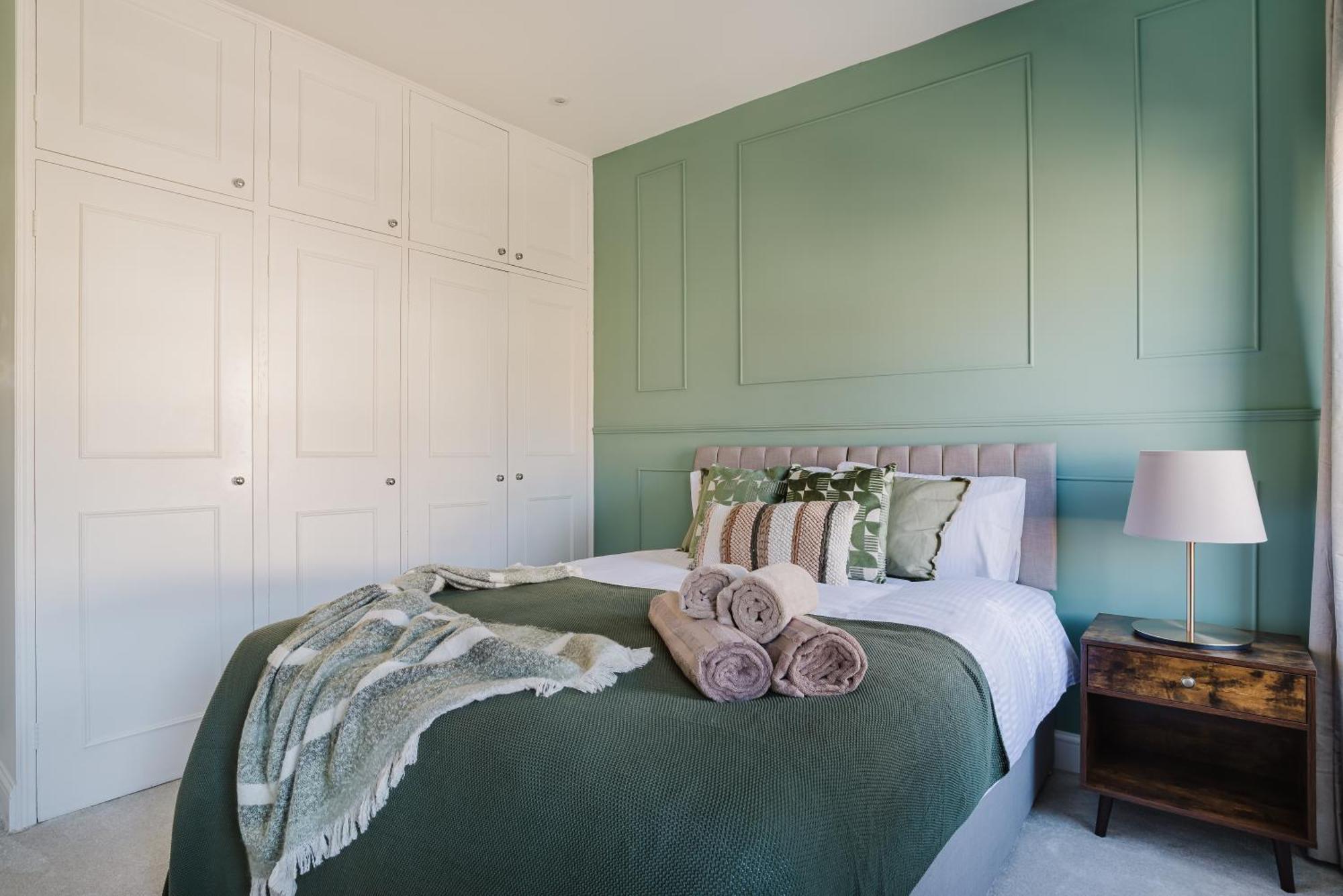 Newly Renovated Stylish Urban Modern 2bed 1bath E14 Flat Appartement Londres