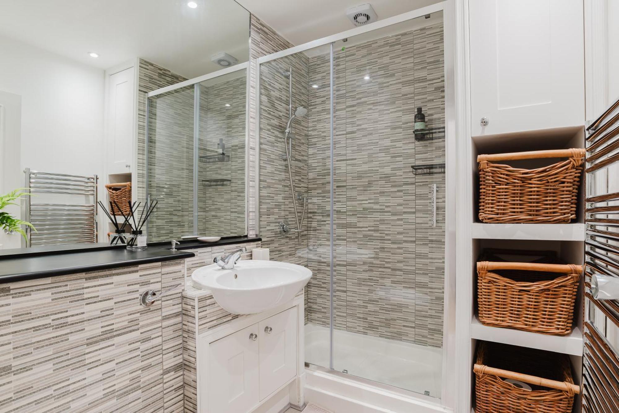 Newly Renovated Stylish Urban Modern 2bed 1bath E14 Flat Appartement Londres