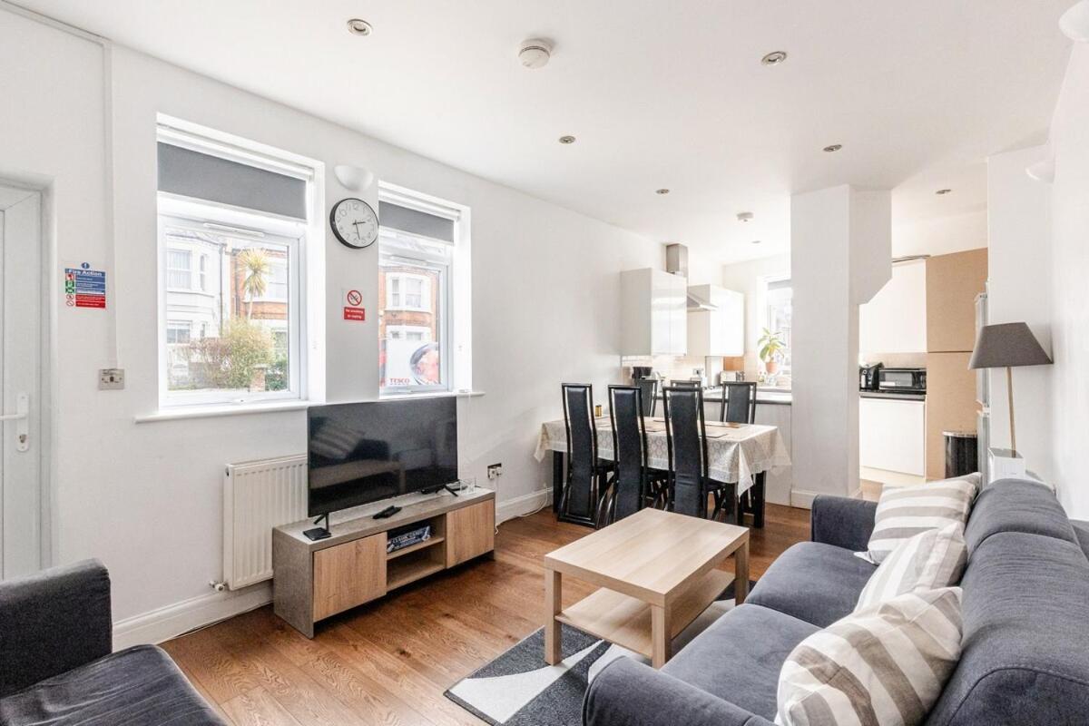 Appartement Spacious 2 Bed 2 Bath With Free Parking For 2 Cars And Underground Station Zone 2 For Quick Access To Up To 10 Guests Londres