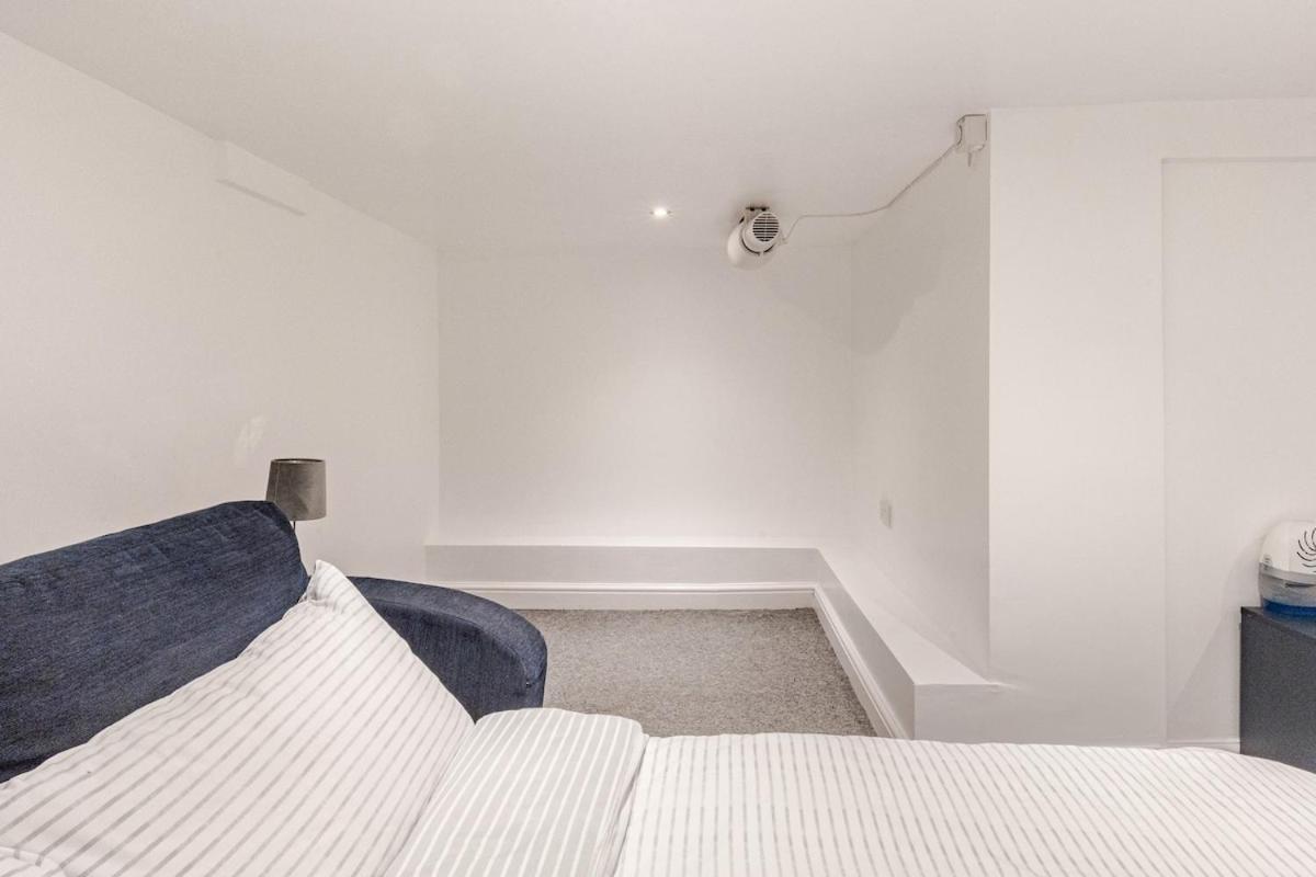 Spacious 2 Bed 2 Bath With Free Parking For 2 Cars And Underground Station Zone 2 For Quick Access To Up To 10 Guests Appartement Londres