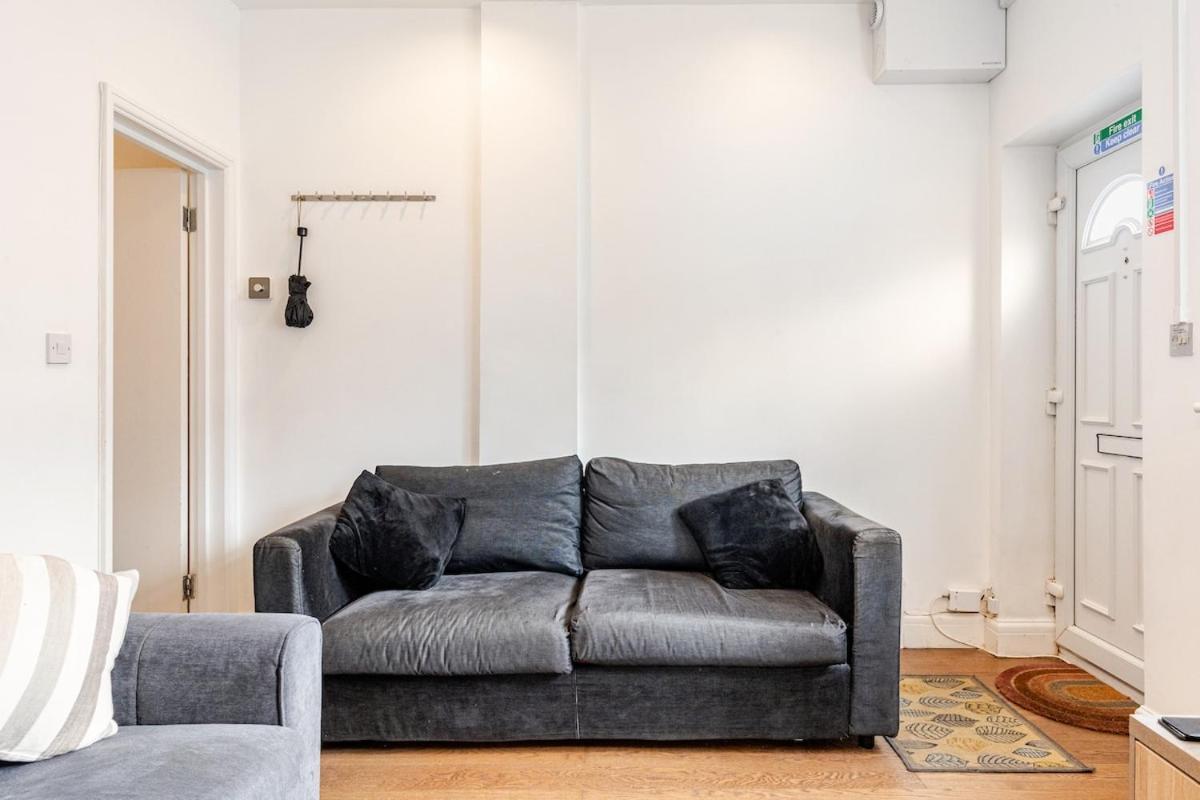 Spacious 2 Bed 2 Bath With Free Parking For 2 Cars And Underground Station Zone 2 For Quick Access To Up To 10 Guests *