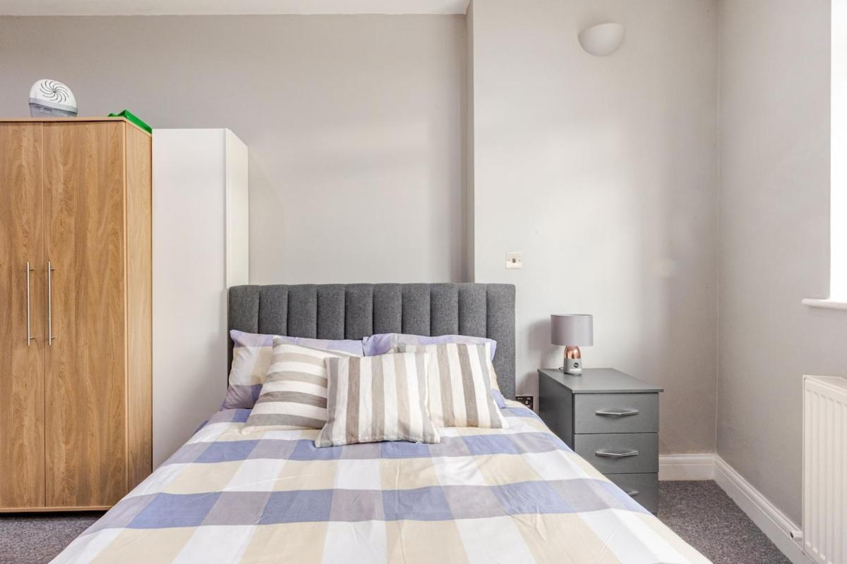 Spacious 2 Bed 2 Bath With Free Parking For 2 Cars And Underground Station Zone 2 For Quick Access To Up To 10 Guests Londres