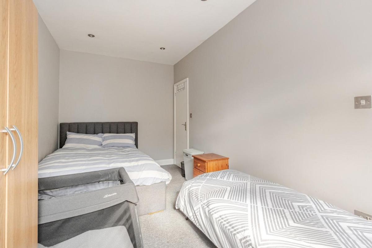 Spacious 2 Bed 2 Bath With Free Parking For 2 Cars And Underground Station Zone 2 For Quick Access To Up To 10 Guests * Londres