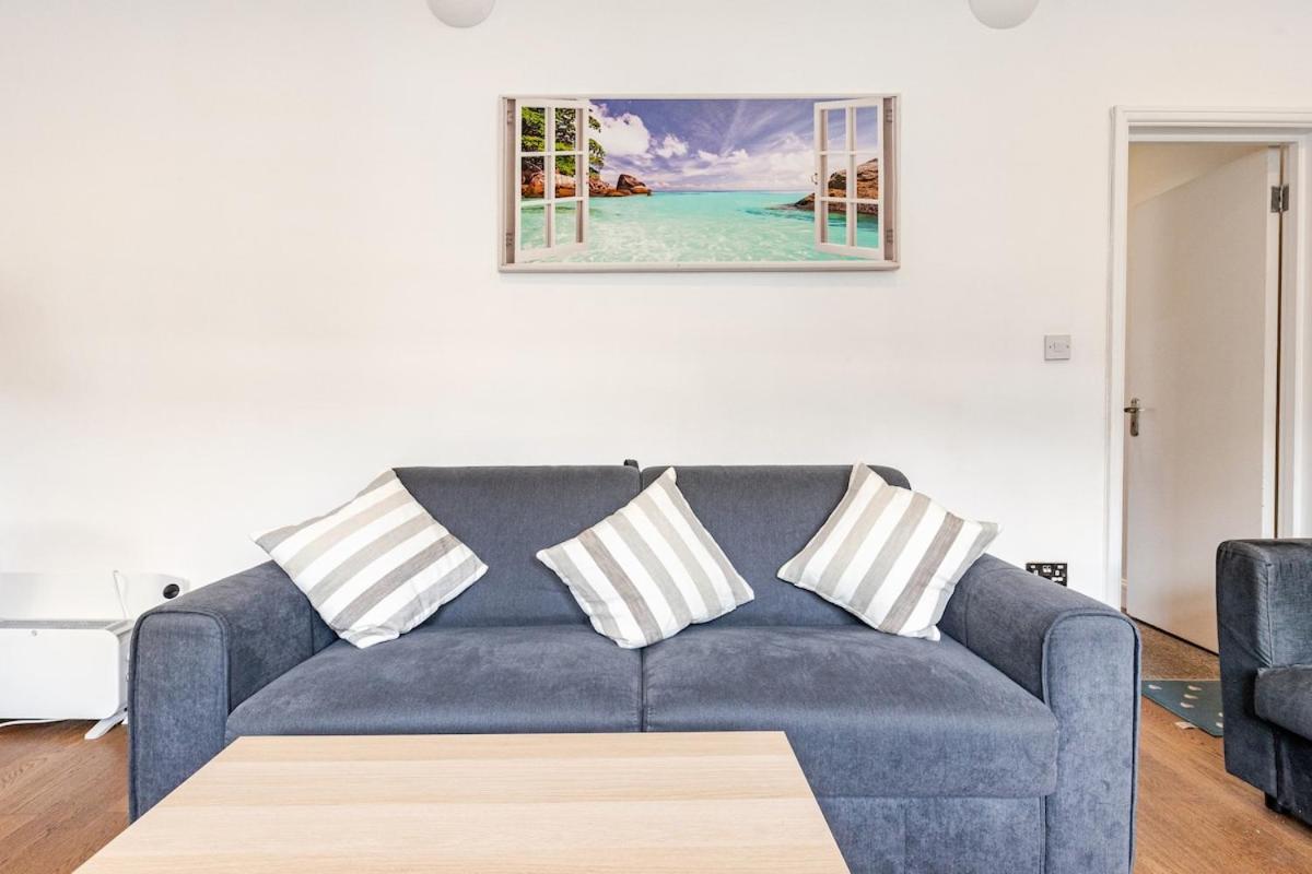 Spacious 2 Bed 2 Bath With Free Parking For 2 Cars And Underground Station Zone 2 For Quick Access To Up To 10 Guests Appartement