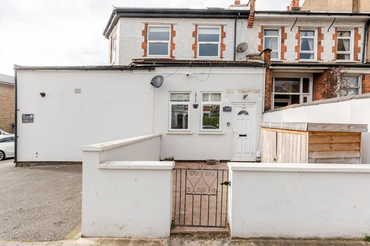 Spacious 2 Bed 2 Bath With Free Parking For 2 Cars And Underground Station Zone 2 For Quick Access To Up To 10 Guests Appartement *