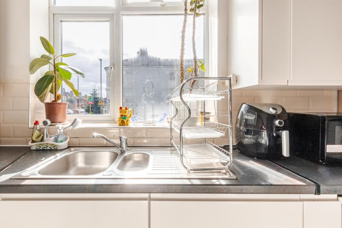 Spacious 2 Bed 2 Bath With Free Parking For 2 Cars And Underground Station Zone 2 For Quick Access To Up To 10 Guests Appartement Londres
