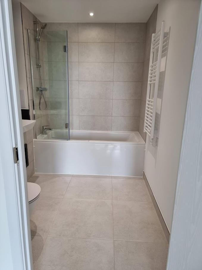 Shared-Luxury Stay Next To Heathrow Londres